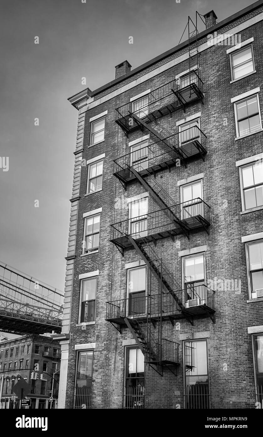 Schwarz-weiss Bild eines alten Gebäudes mit Notausgang, New York City, USA. Stockfoto