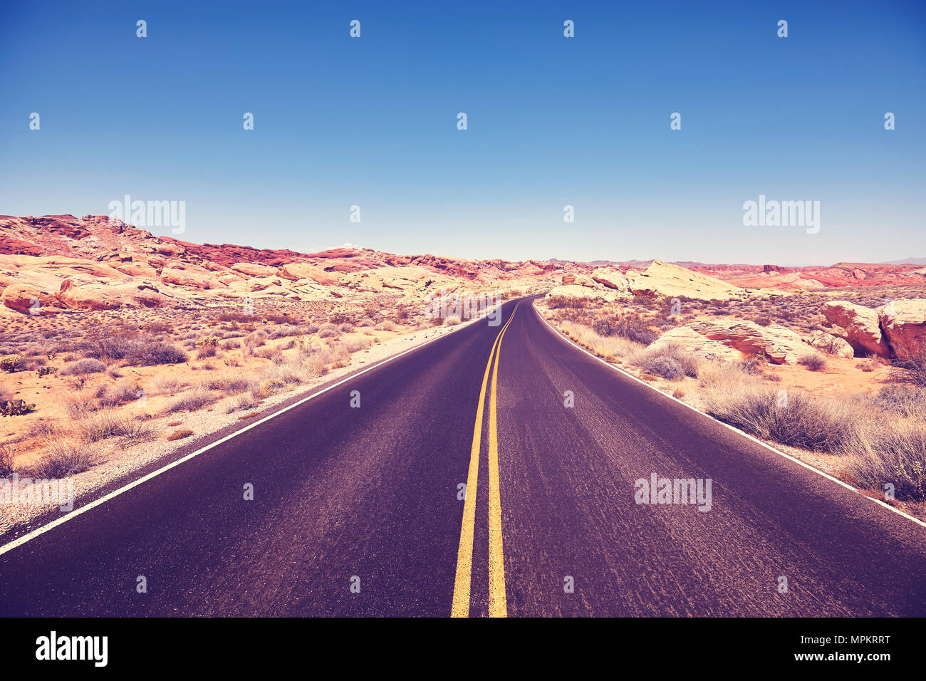 Vintage getonten Bild einer Wüste Straße, Travel Concept. Stockfoto