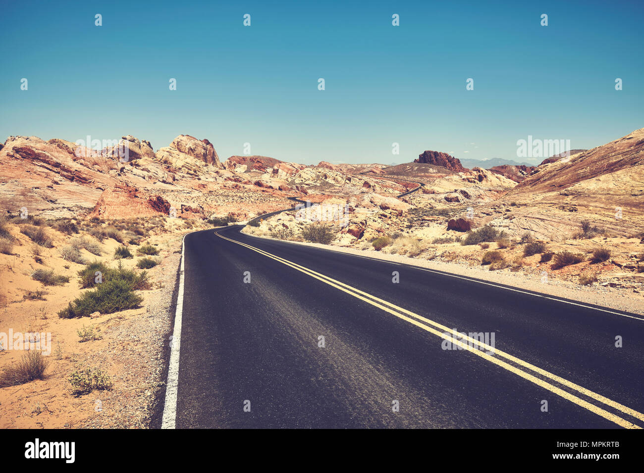 Retro stilisierte Bild einer Wüste Straße, Travel Concept. Stockfoto