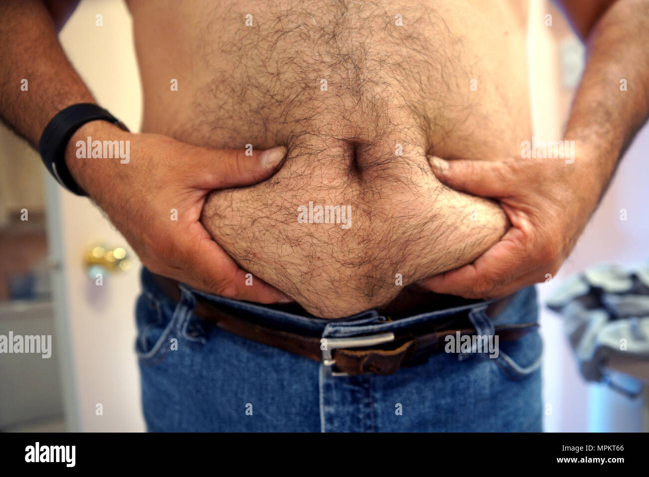 Montreal, Kanada, 23. Mai 2018. 60-jährige männliche Holding seinen Bauch Fett. Credit: Mario Beauregard/Alamy leben Nachrichten Stockfoto