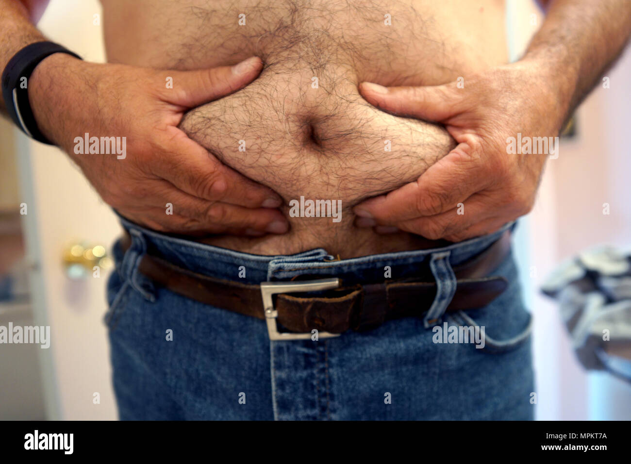 Montreal, Kanada, 23. Mai 2018. 60-jährige männliche Holding seinen Bauch Fett. Credit: Mario Beauregard/Alamy leben Nachrichten Stockfoto