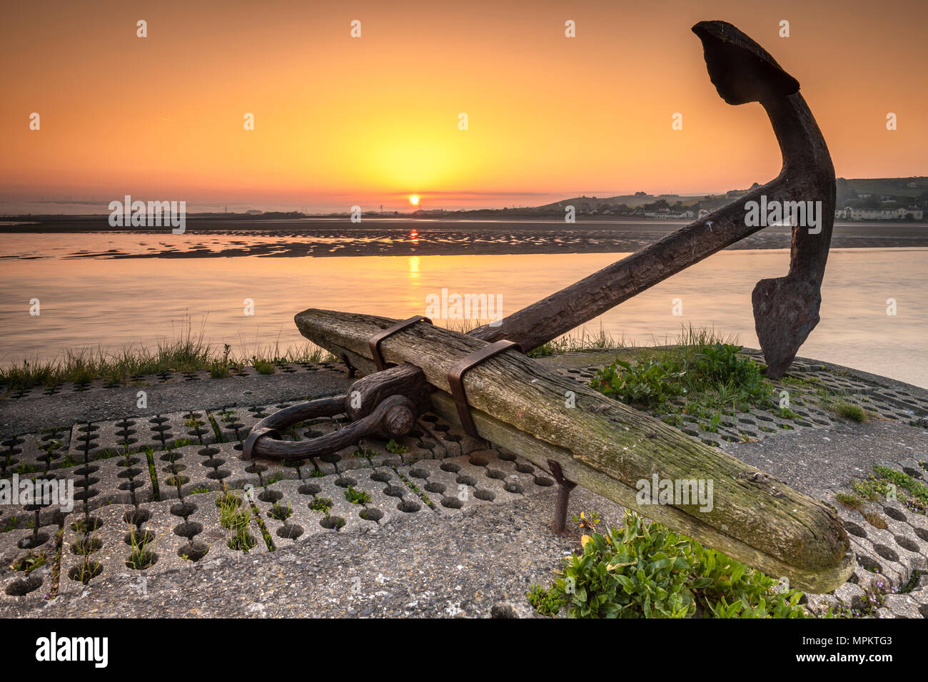 Die Sonne geht hinter der Anker auf der Uferstraße an der malerischen North Devon Dorf Appledore in South West England. Stockfoto