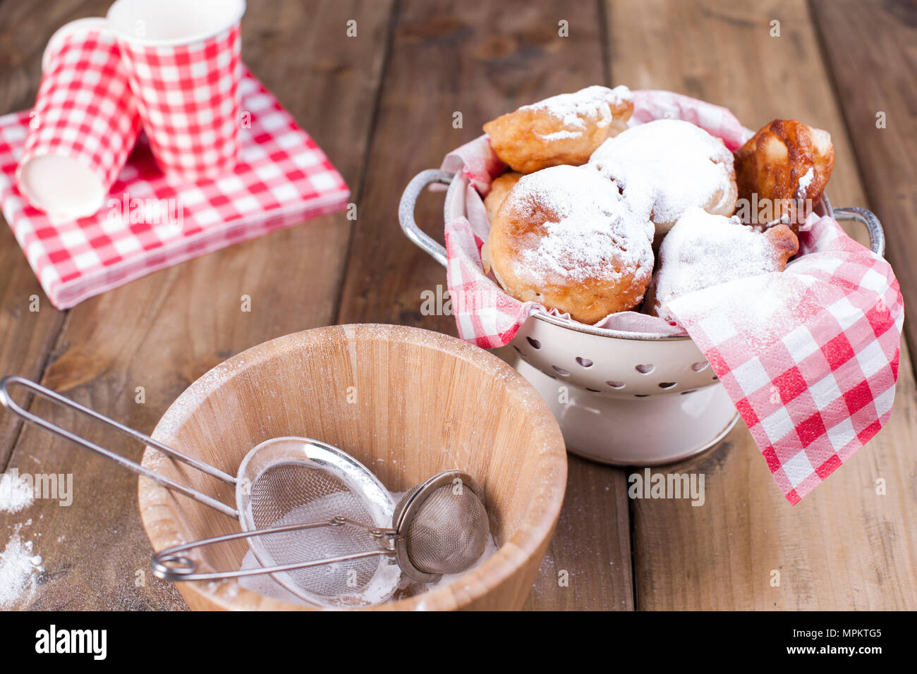 Traditionelle oliebollen, Öl Knödel oder verzetteln, mit Löffel aus Holz, für Niederländische Silvester. Platz kopieren Stockfoto