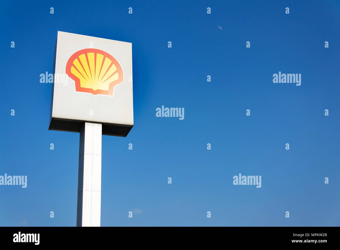 Prag, tschechische Republik - 25. MÄRZ 2018: Royal Dutch Shell internationale Öl- und Gasunternehmen Logo auf der Tankstelle am 25. März 2018 in Prag, Tschechische Re Stockfoto