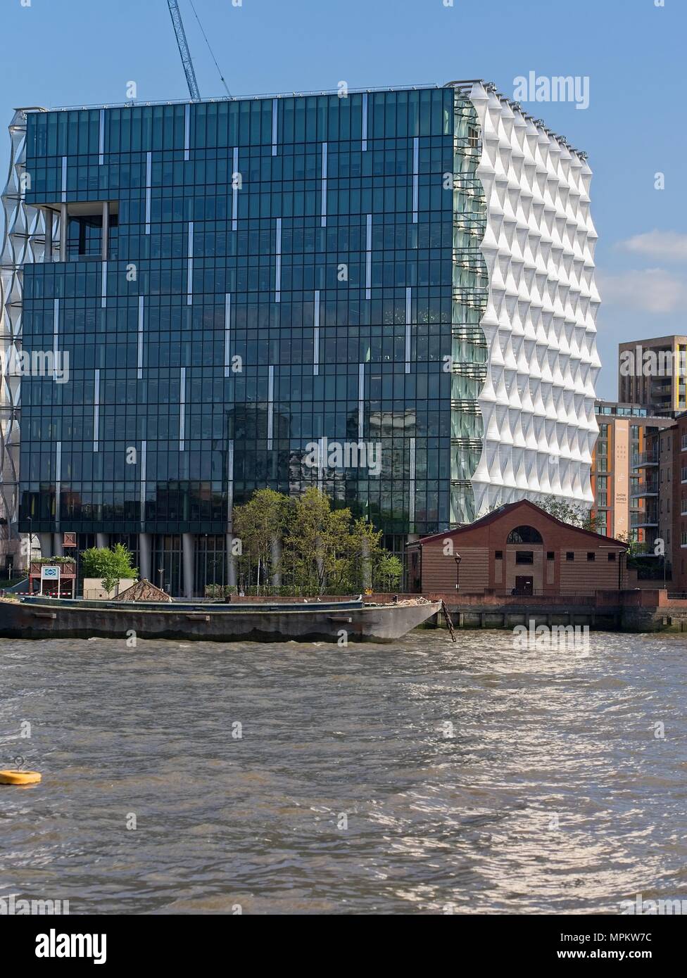 London, Großbritannien - 04 April 2018: Riverside Ansicht der neuen US-Botschaft in neun Elms Stockfoto