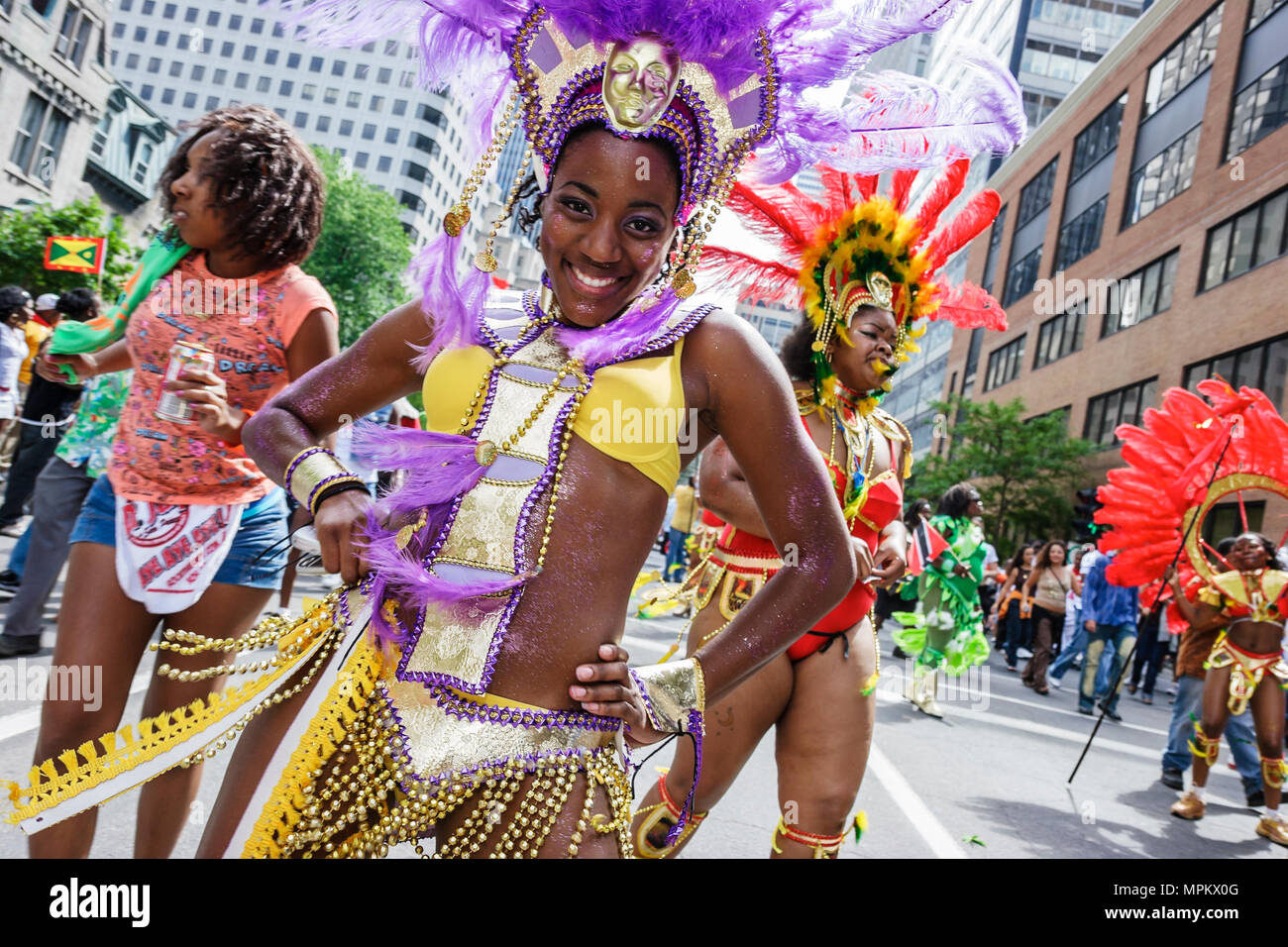 Montreal Kanada, Provinz Quebec, Boulevard Rene Levesque, Carifiesta, karibische Parade im Mardi Gras-Stil, Kostüm, lächelnder schwarzer Teenager, Teenager, gir Stockfoto