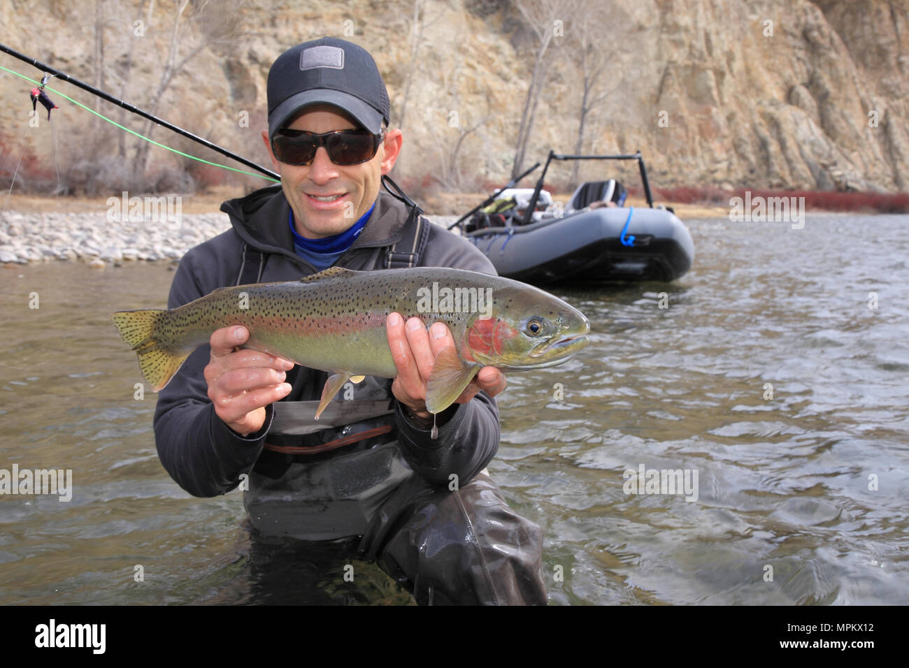 Erfolgreiche Fischer Holding steelhead Forellen am Salmon River in Idaho Stockfoto