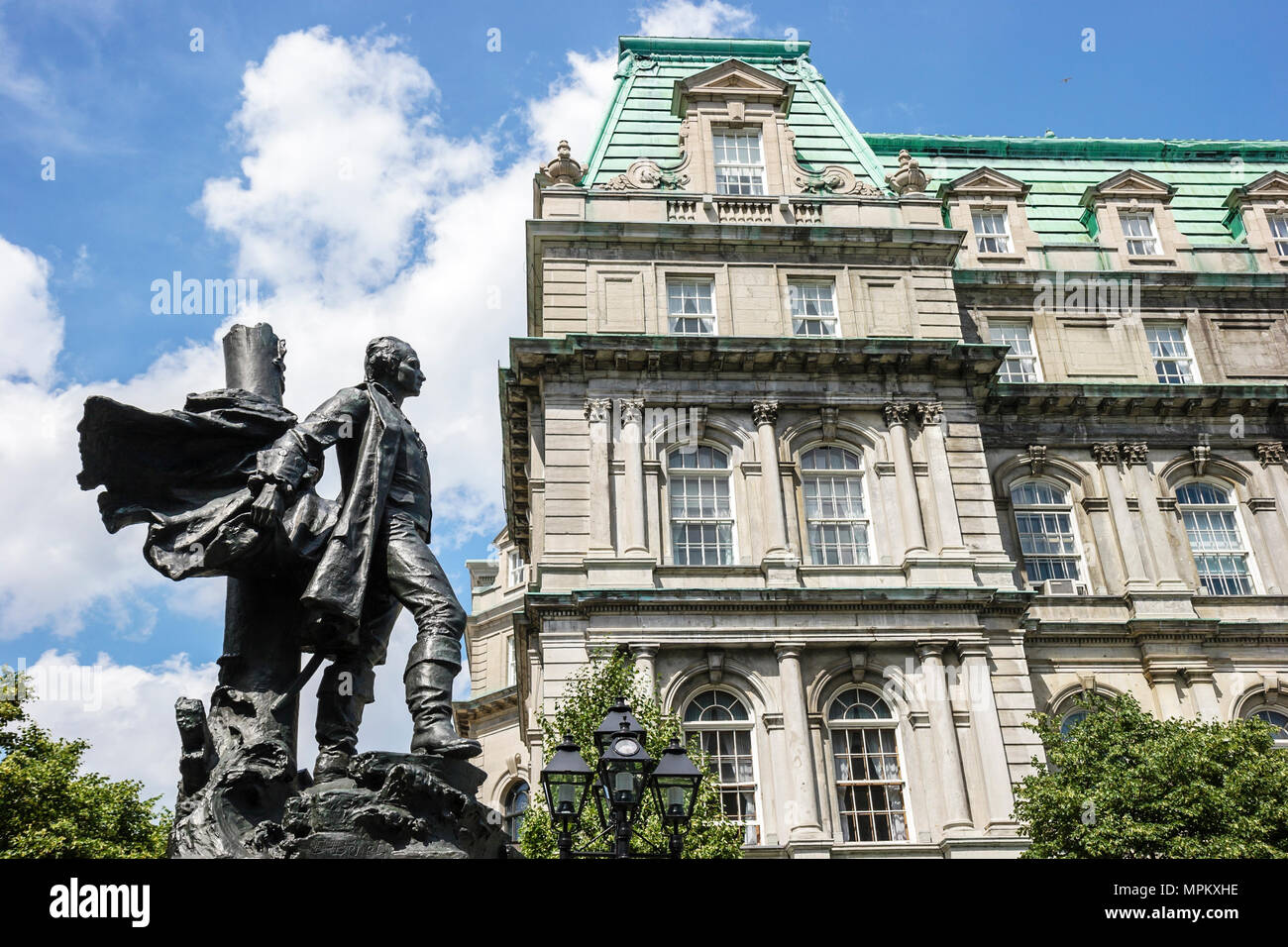 Montreal Kanada, Provinz Quebec, Vieux Montreal, Rathaus, Gebäude, erbaut 1890, historische Architektur, Vauquelin-Statue, Militärheld, Kanada070708071 Stockfoto