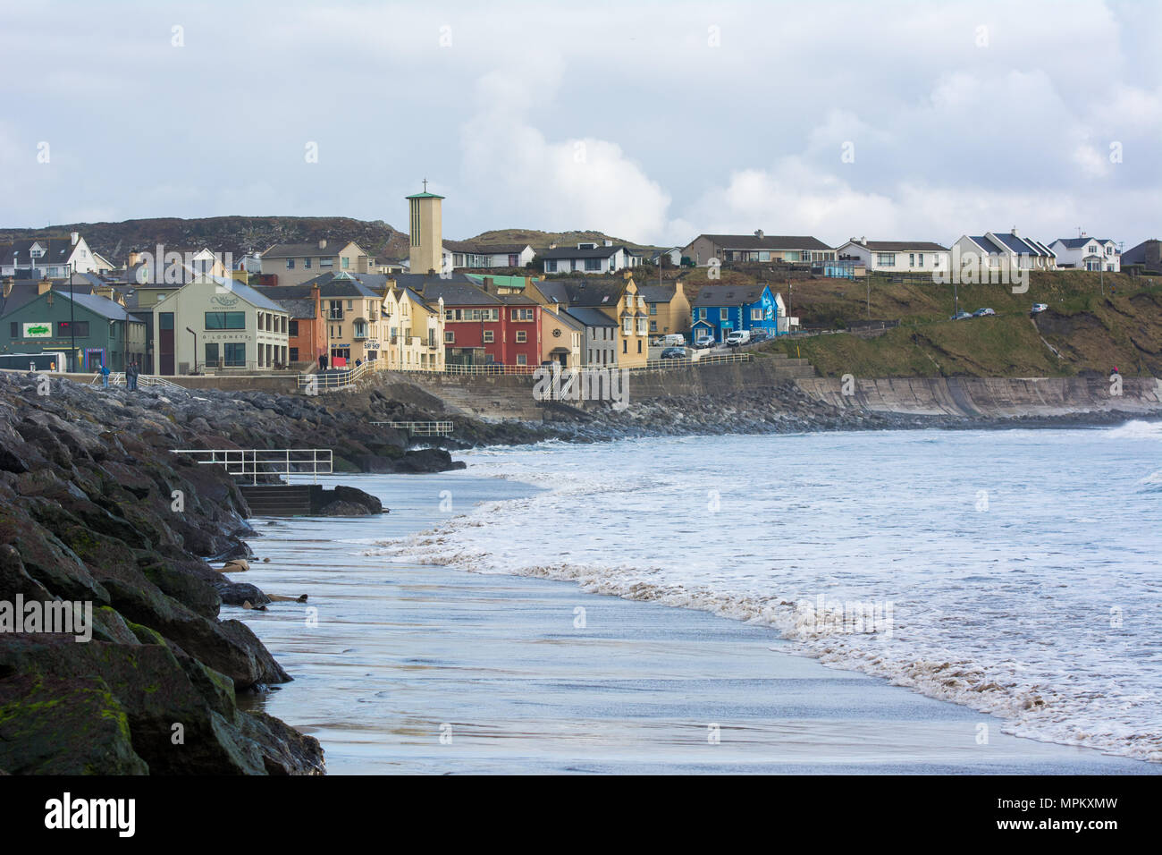 Lahinch Strand und Dorf entlang der wilden Atlantik weg in der Grafschaft Clare an der Westküste von Irland Stockfoto