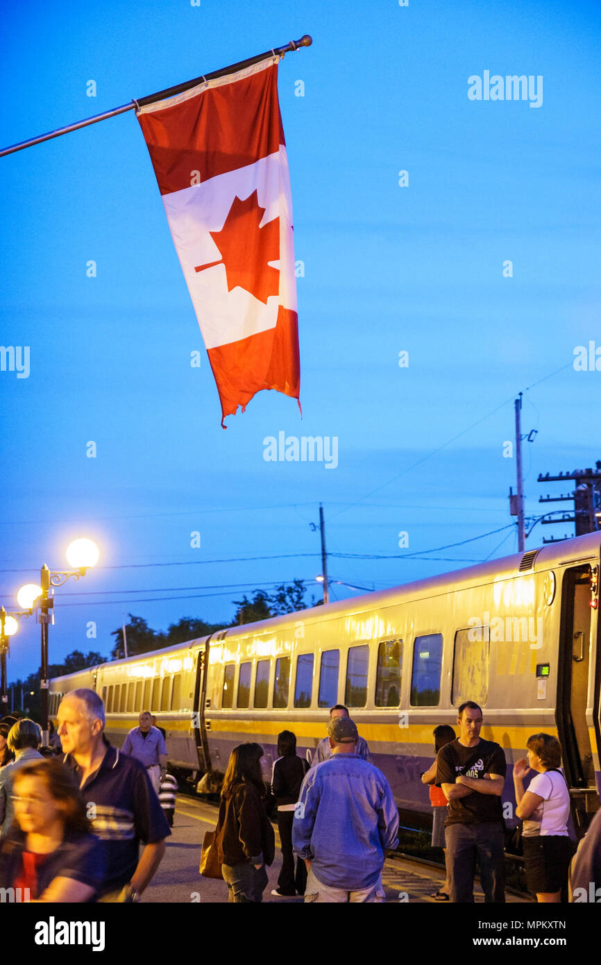 Kanada, Kanada, Nordamerika, Amerikaner, Charny, VIA Rail Bahnhof, Plattform, Flagge, Passagiere Passagiere Fahrer, Abenddämmerung, Abend, Besucher reisen Reise Stockfoto