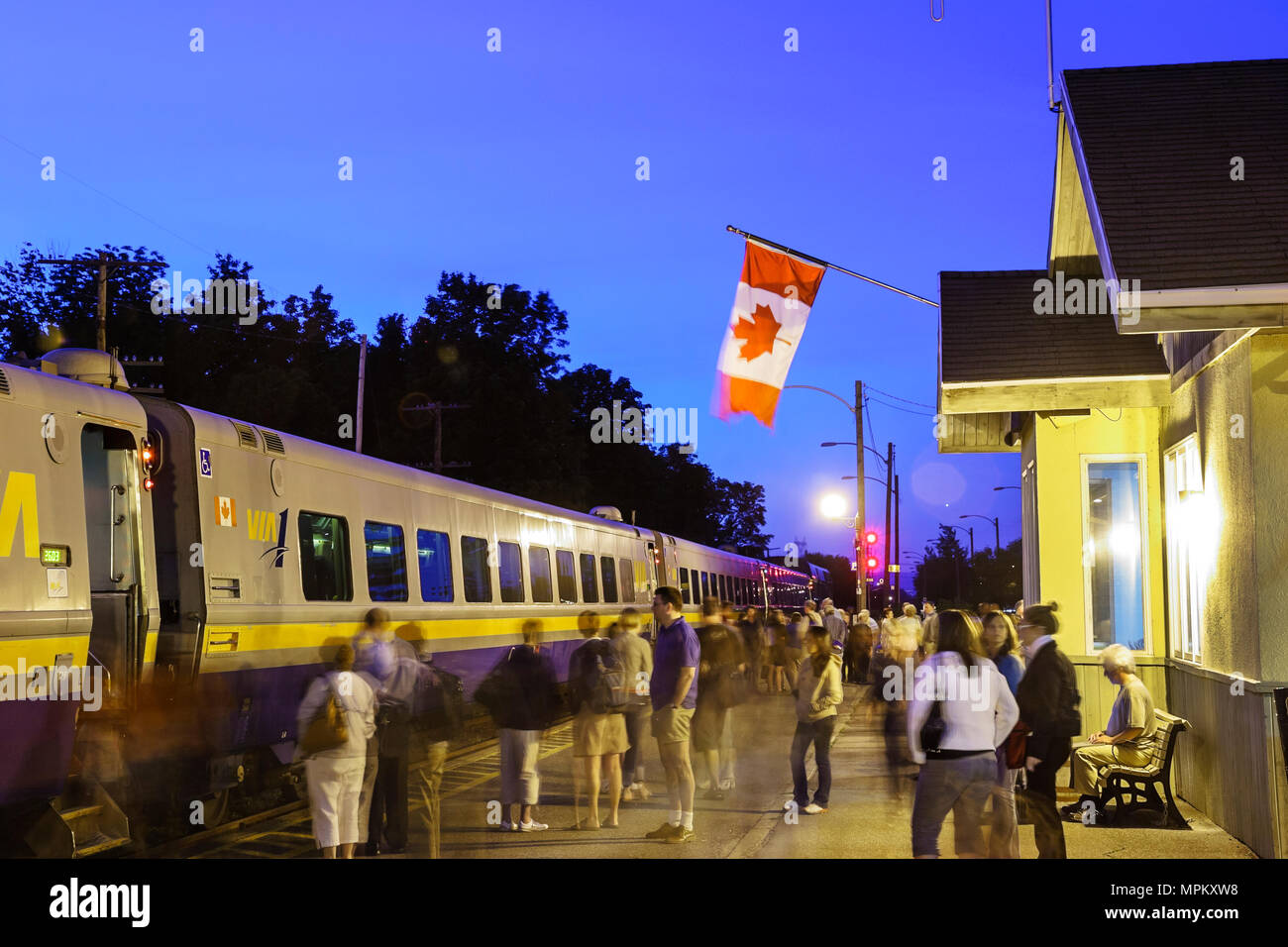 Kanada, Kanada, Charny, VIA Rail Bahnhof, VIA Rail PKW, Bahnsteig, Flagge, Dämmerung, Abend, Transport, Kanada070708125 Stockfoto
