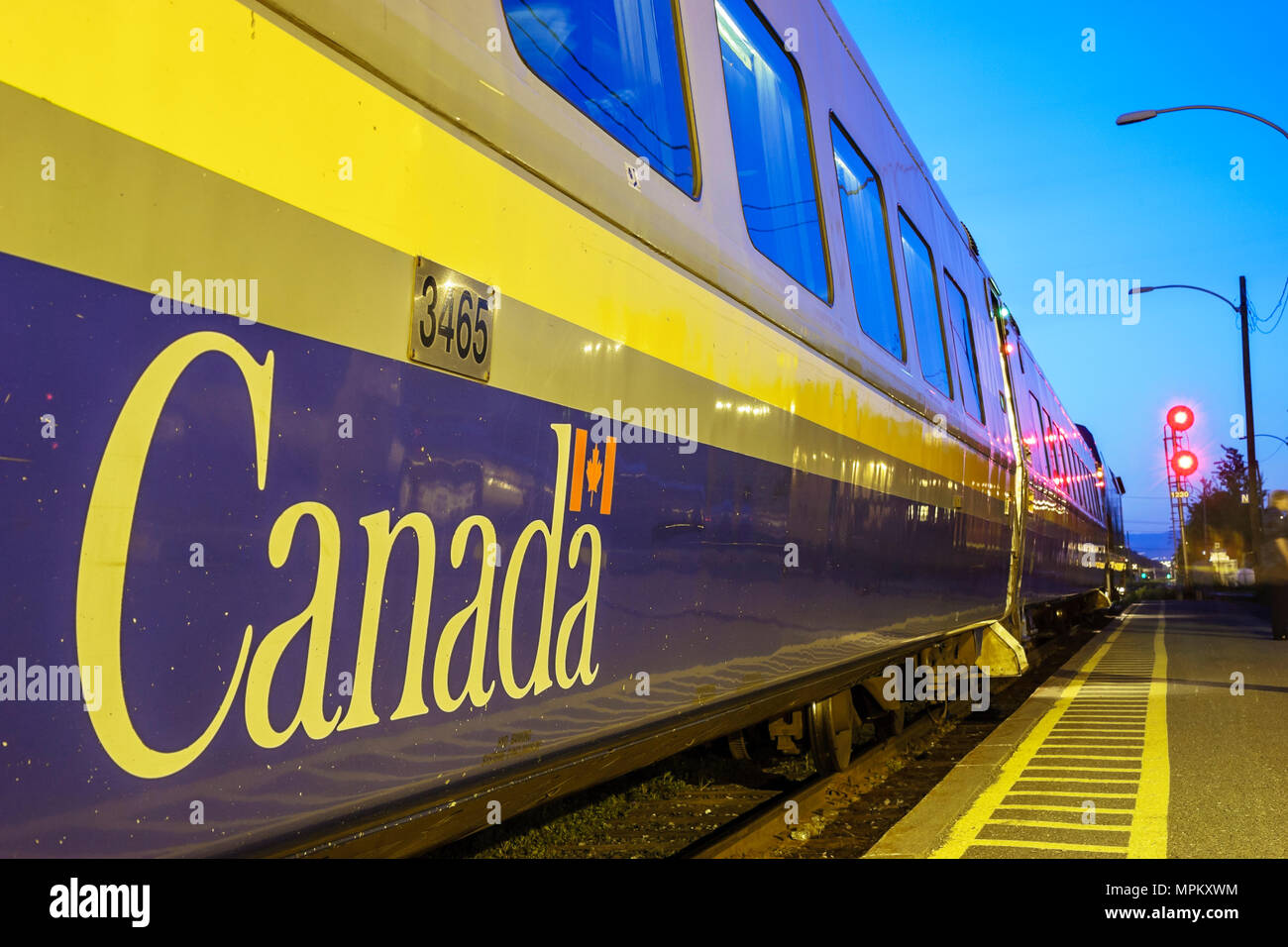 Kanada, Kanada, Nordamerika Charny, VIA Rail Bahnhof, VIA Rail PKW, Bahnsteig, Dämmerung, Abend, Kanada070708126 Stockfoto