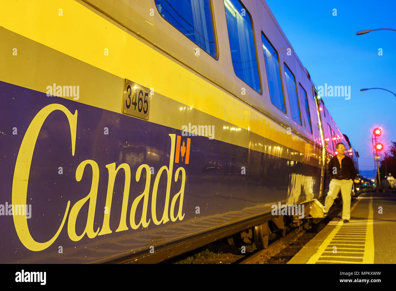 Kanada, Kanada, Nordamerika, Amerika, Charny, VIA Rail Bahnhof, VIA Rail PKW, Plattform, Dämmerung, Abend, Besucher reisen Reise Tour Stockfoto