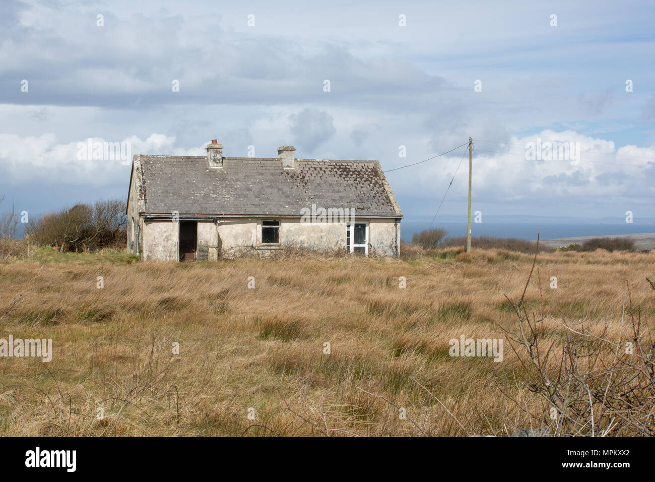 Verfallenes Cottage in der irischen Landschaft in der Grafschaft Clare an der Atlantischen Westküste Irlands Stockfoto