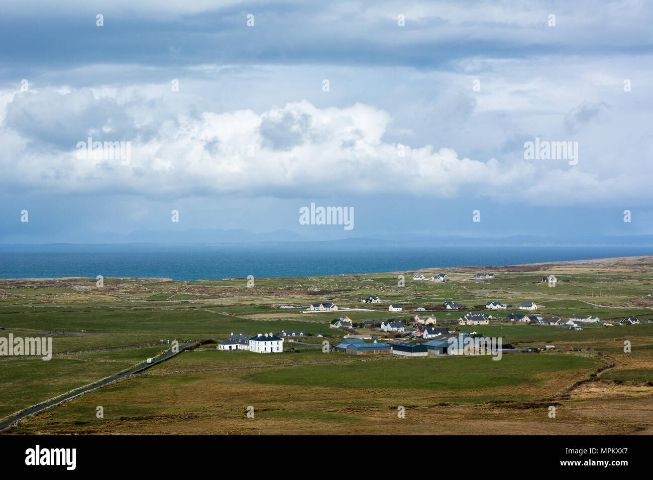 Blick über die Landschaft der Atlantischen Westküste Irlands im County Clare in der Nähe Doolin Stockfoto