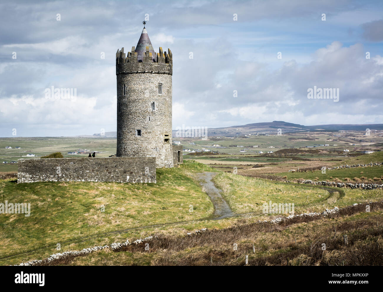 Doonagore Castle in der Nähe von Doolin auf den wilden Atlantik weg in der Grafschaft Clare an der Westküste von Irland Stockfoto