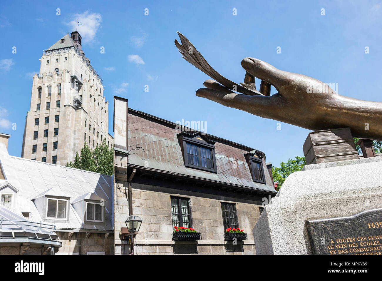 Quebec Kanada,Oberstadt,Rue Donnacona,Skulptur,Hand,Hände,Feder,ehrt Frauen,EDIFICE Price,Kanada070710059 Stockfoto