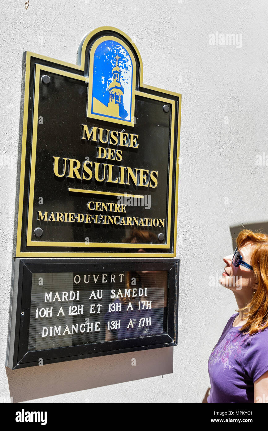 Quebec City Kanada, Kanada, Nordamerika, Amerika, Oberstadt, Rue Donnacona, Musée des Ursulines, Museumsschild, Frau liest, Besucher reisen Reise Tour Stockfoto