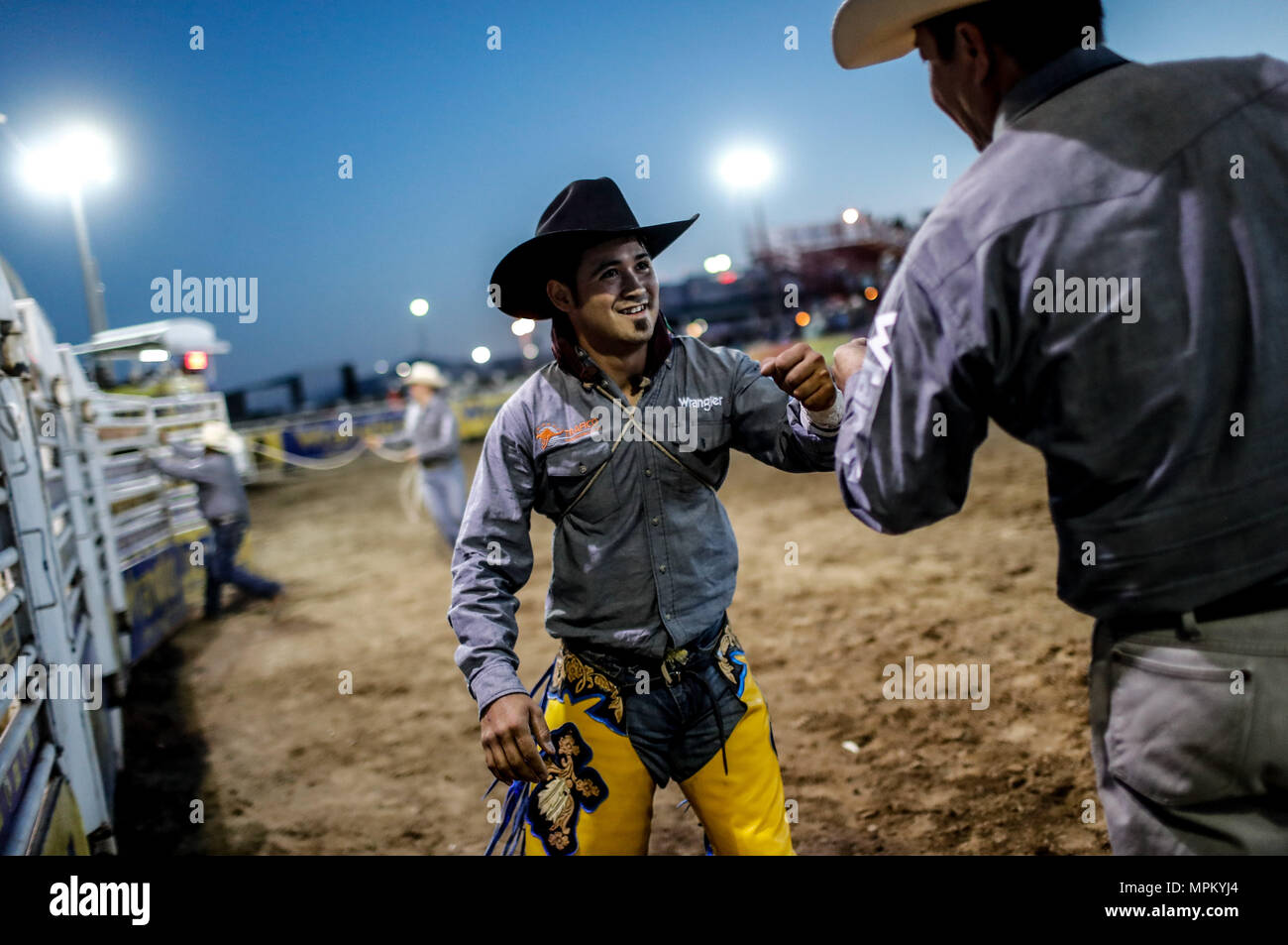 Rodeo Expogan 20 mayo 2018. (Foto: NortePhoto/Luis Gutierrez) Cowboys Sport, Reiten und Stier reiten, ein starkes Signal in Chihuahua, Sonora und Baja California Mex. und den benachbarten Staaten der Vereinigten Staaten gefolgt. Männer für die Herrlichkeit in nur 8 Sekunden, um die ersten Plätze des Rodeo in extremen Sporen. Das Rodeo ist eine traditionelle Amerikanische extreme Sport mit Einflüssen aus der Geschichte der spanischen Cowboys und mexikanischen Charros. Es besteht aus Reiten wilde Fohlen oder wildes Vieh (Wie lenkt und Bullen) und die Durchführung von verschiedenen Übungen, wie das Werfen der Lasso, rejonear, etc. Stockfoto
