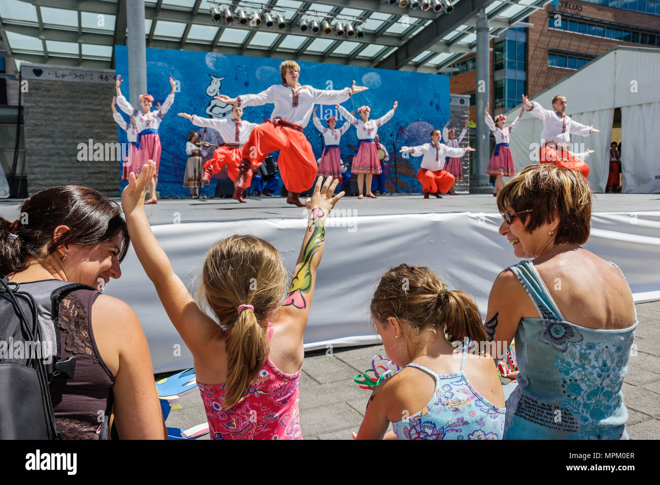 Quebec Kanada, Boulevard Charest, Jardin Saint Roch, Familie Familien Eltern Eltern Kinder, Festival, Festivals Messe, Bühne, ukrainische Tänzerin, durchführen Stockfoto