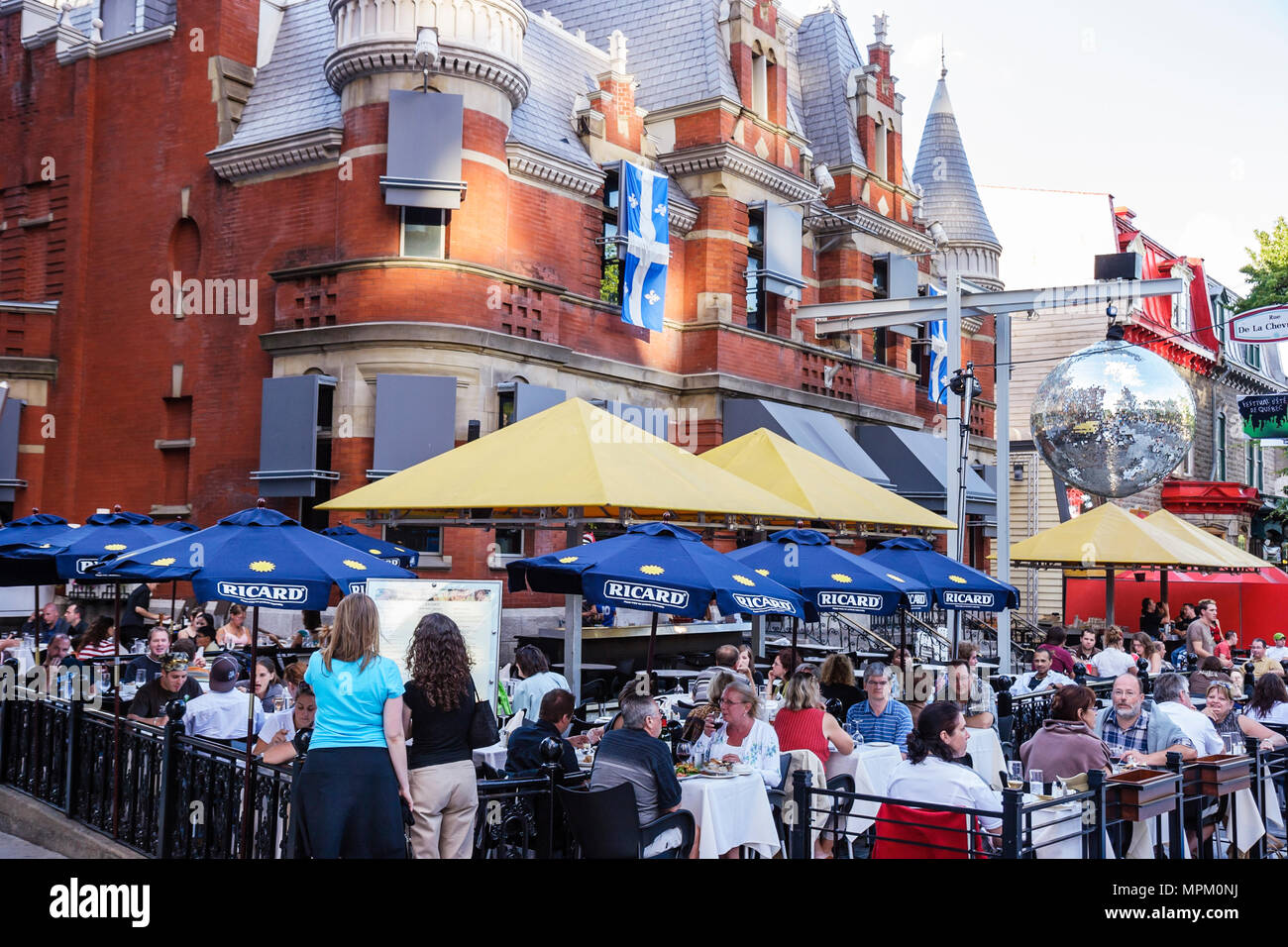 Quebec Canada, Grande Allee, Außenterrasse mit Außenterrasse, Tische, Tische, Sonnenschirme, Restaurants, Restaurants, Restaurants, Restaurants, Restaurants, Cafés, Canada070712 Stockfoto