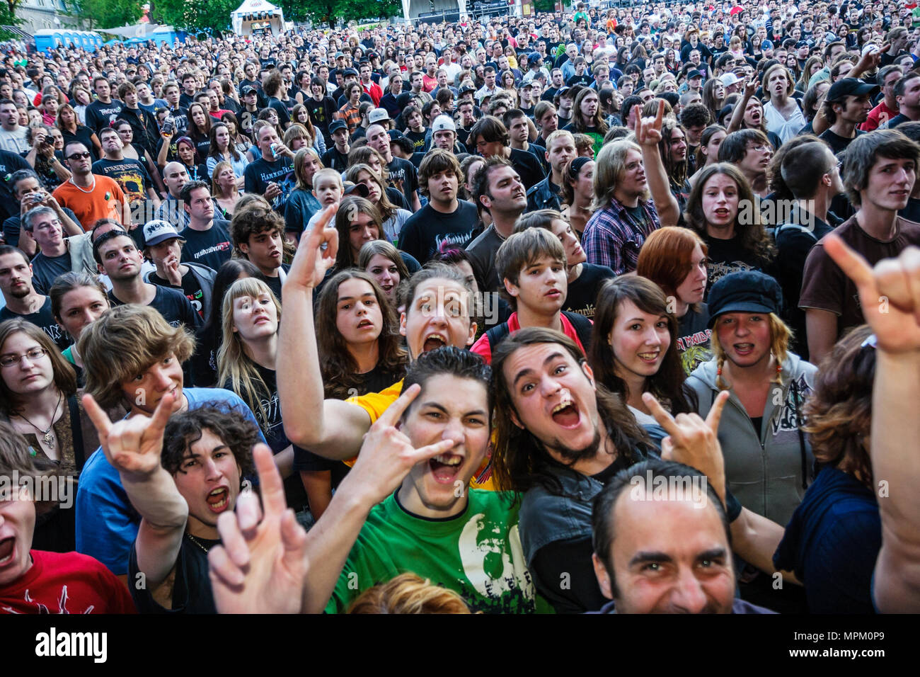 Quebec Kanada,Grande Allee,Le Pigeonner Park,Sommerfestival,Festivalmesse,Forgotten Tales Power Heavy Metal Band Sonia Pineault Sängerkonzert,Fans, Stockfoto