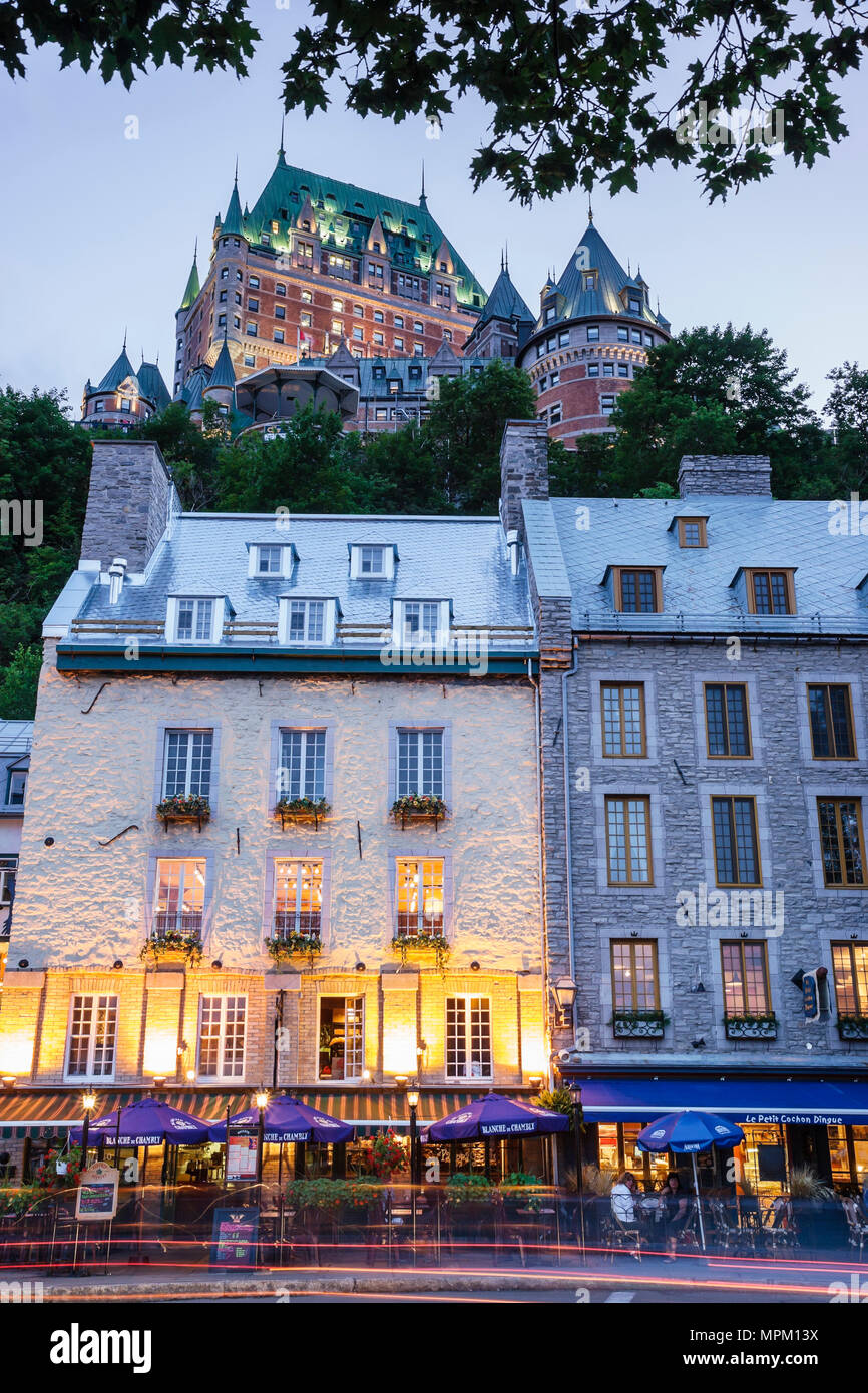 Quebec Kanada, Unterstadt, Boulevard Champlain, Fairmont Le Chateau Frontenac, Hotel, Abenddämmerung, Abend, historische Gebäude, Skyline der Stadt, Kanada070713072 Stockfoto