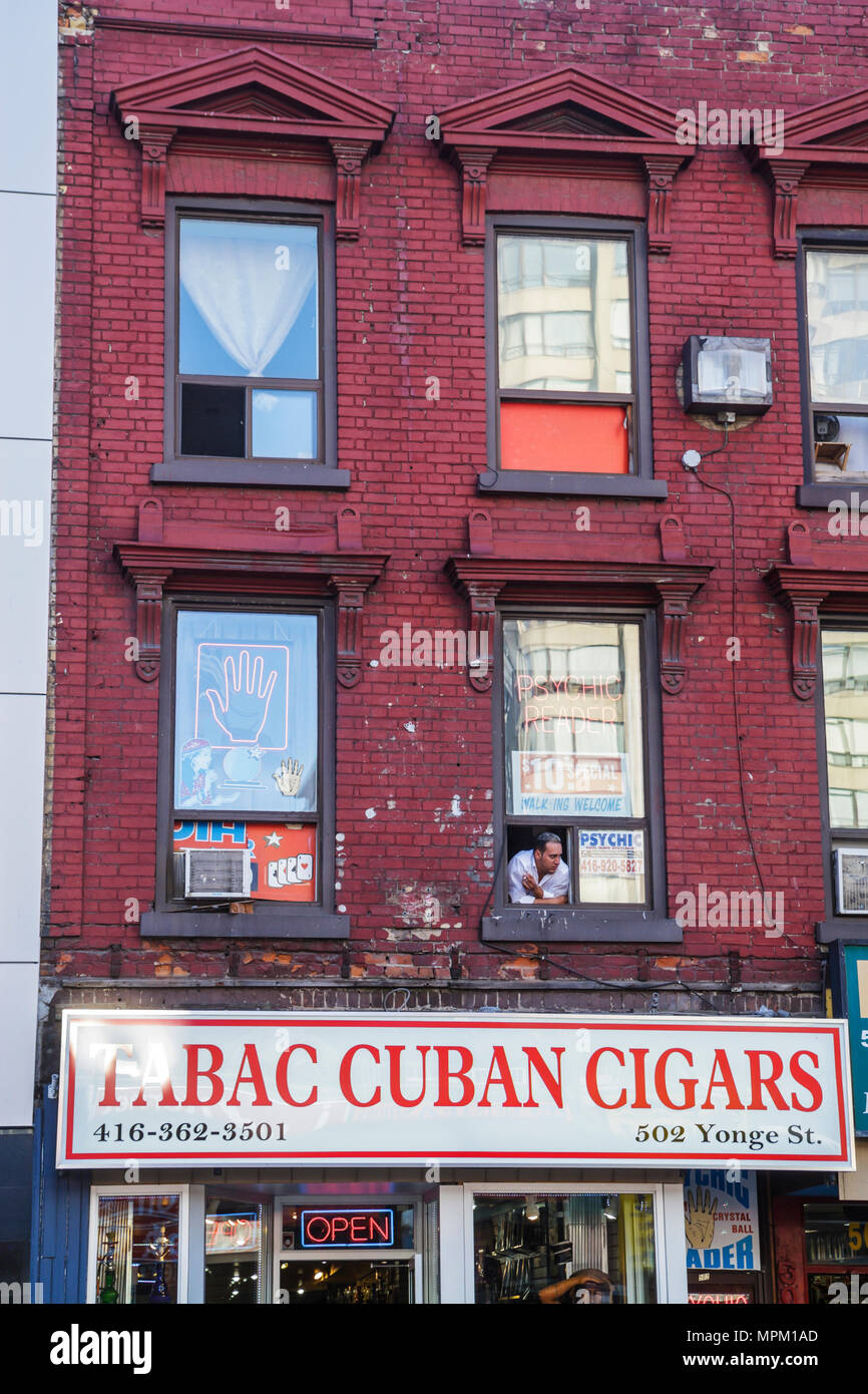 Toronto Kanada, Yonge Street, roter Backstein, heruntergekommenes Gebäude, Männer, Erwachsene Männer, Blick aus dem Fenster, kubanische Zigarren aus Tabac, Tabak, französisches Wort, Laden Stockfoto