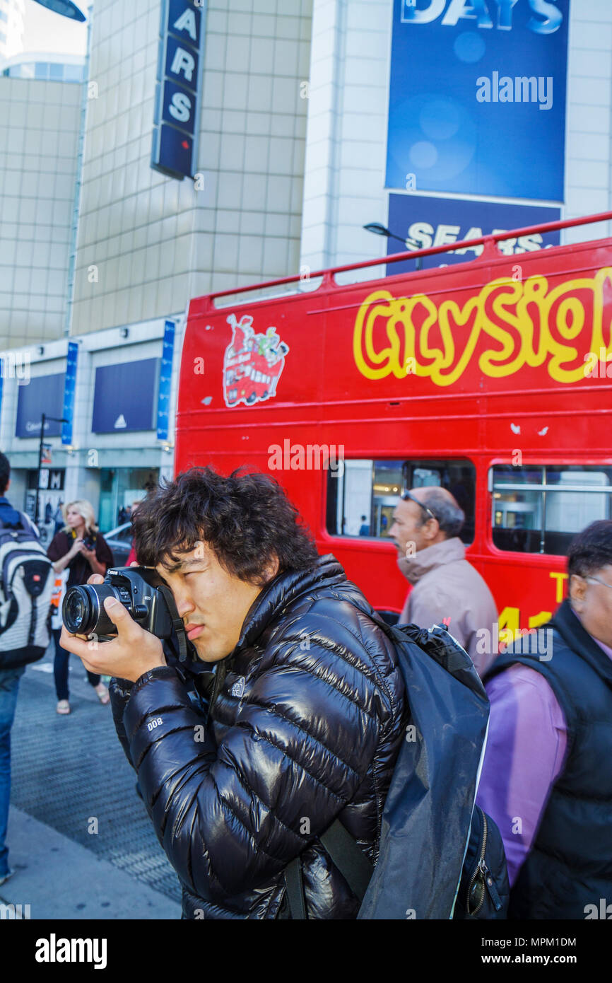 Toronto Kanada, Yonge Street in Dundas, Innenstadt Yonge, Yonge Dundas Square, Asiaten ethnischen Einwanderer Minderheit, Koreaner, Mann Männer männlich Erwachsene ein Stockfoto