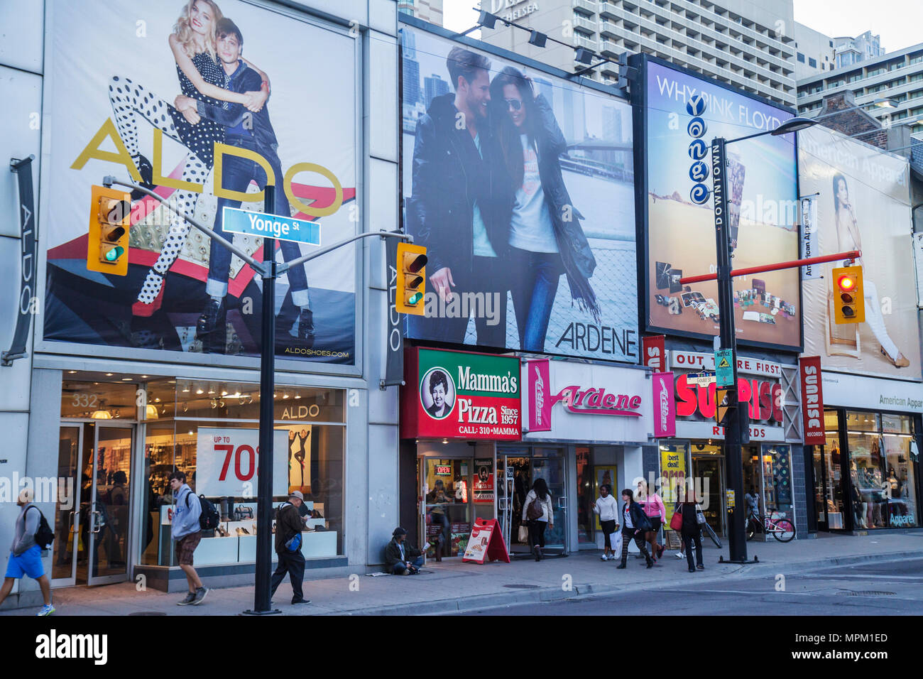Toronto Kanada, Yonge Street, Innenstadt von Yonge, Straßenszene, Shopping Shopper Shopper Geschäfte Geschäfte Markt Märkte Markt Kauf Verkauf, Einzelhandel st Stockfoto