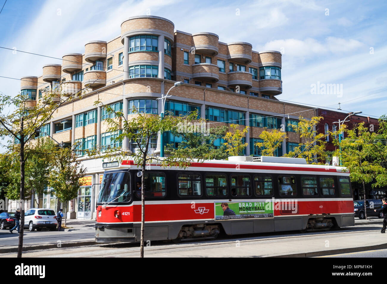 Toronto Kanada, Spadina Avenue, Toronto Transit Commission, TTC, Nahverkehr, Straßenbahn, Trolley, Verkehr, Straßenszene, Auto, Gebäude, abgerundet. Runder Balkon, d Stockfoto