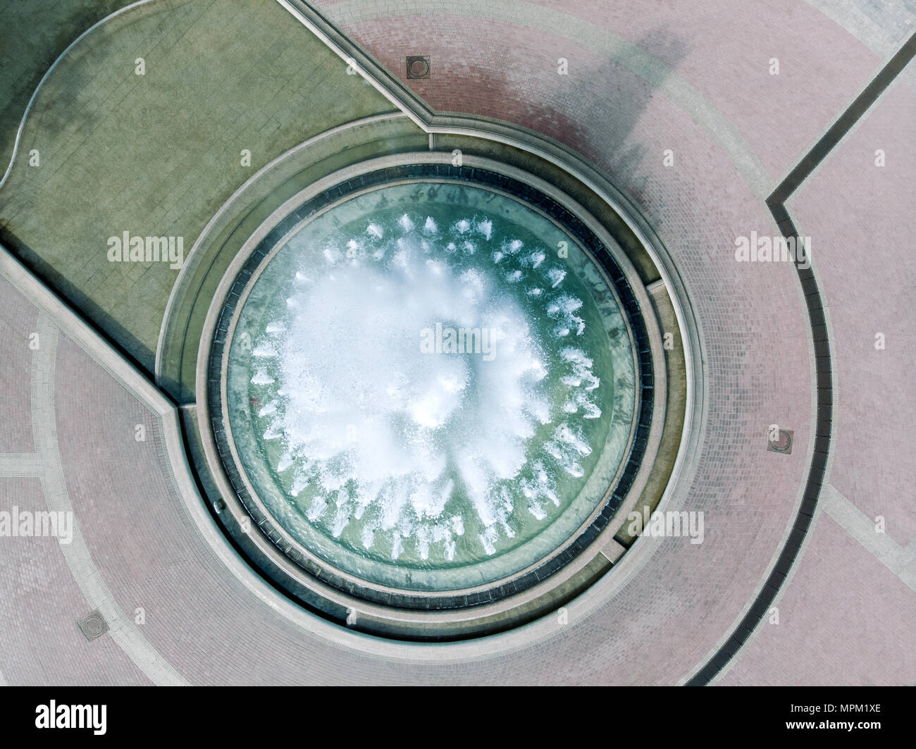 Luftaufnahme von großen runden Brunnen in City Square.Drone Fotografie Stockfoto