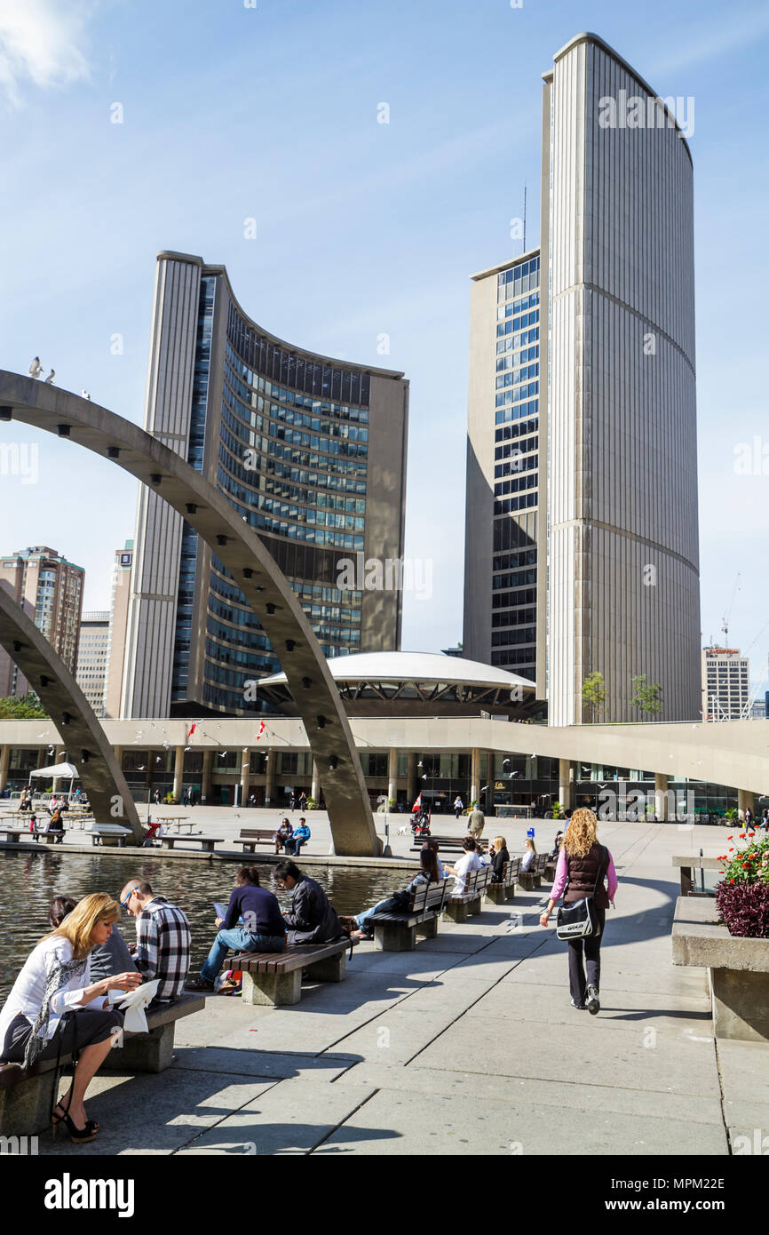 Toronto Kanada, Nathan Phillips Square, Rathaus, Gebäude, Stadtverwaltung, modern, Architekt Viljo Revell, Freiheitsarches, reflektierender Pool, Springbrunnen, p Stockfoto