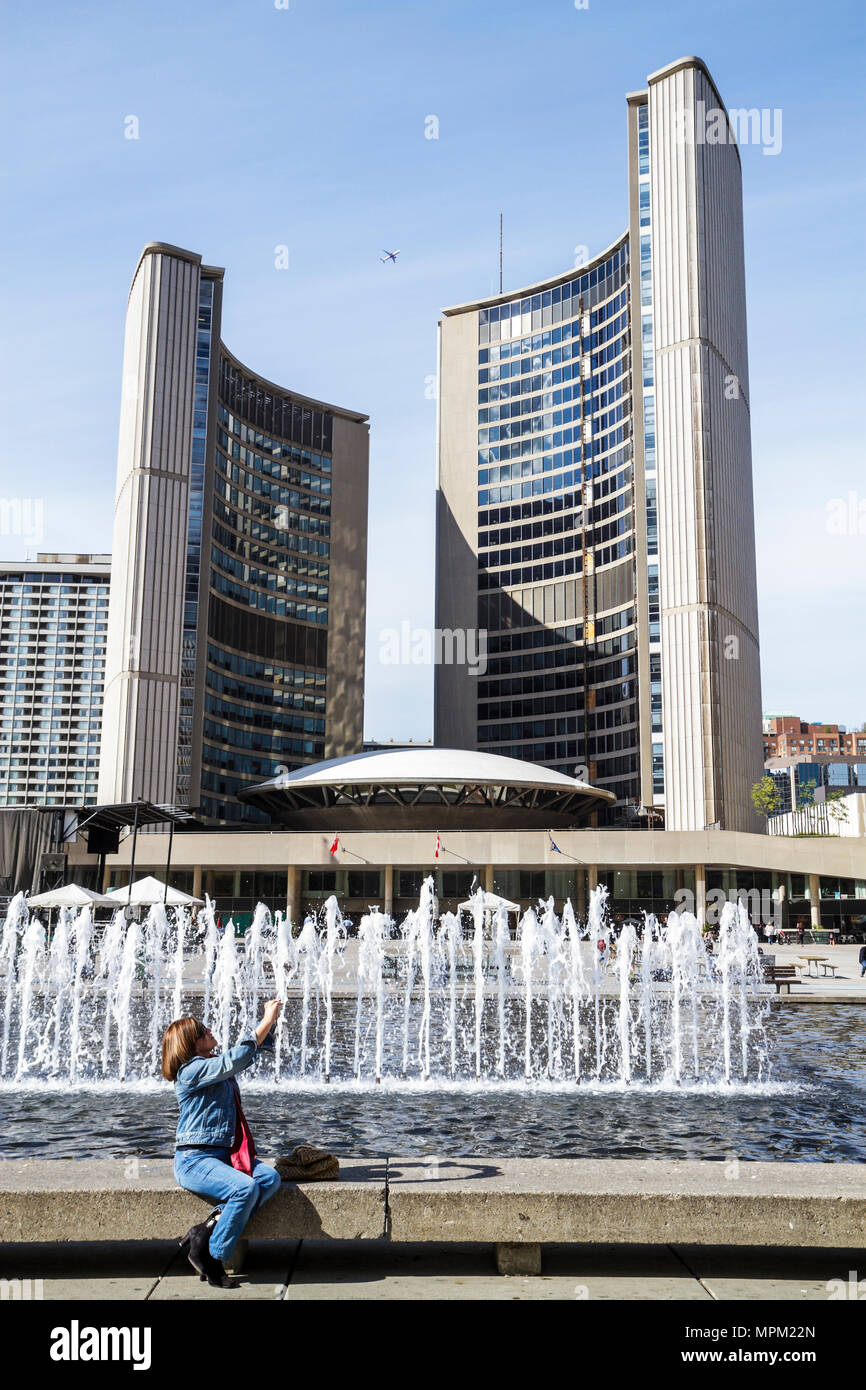 Toronto Kanada, Nathan Phillips Square, Rathaus, Gebäude, kommunales Regierungsgebäude, modernes Hochhaus, Hochhaus mit Wolkenkratzern, Gebäude Stockfoto