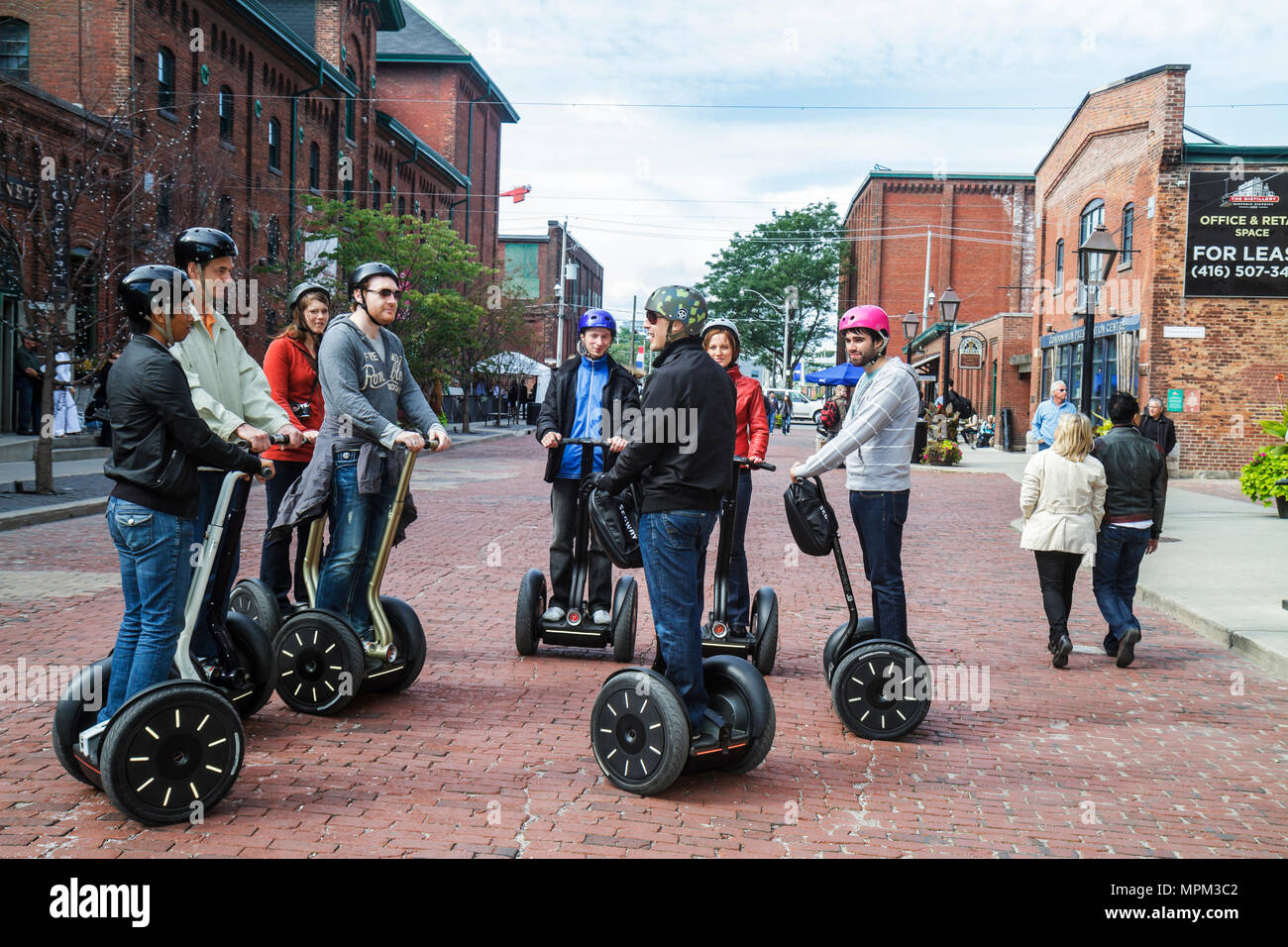 Toronto Kanada, Distillery District, nationale historische Stätte, viktorianische Industriegebäude, Skyline der Stadt, Erhaltung, Gooderham & Worts Distillery, Segway Stockfoto