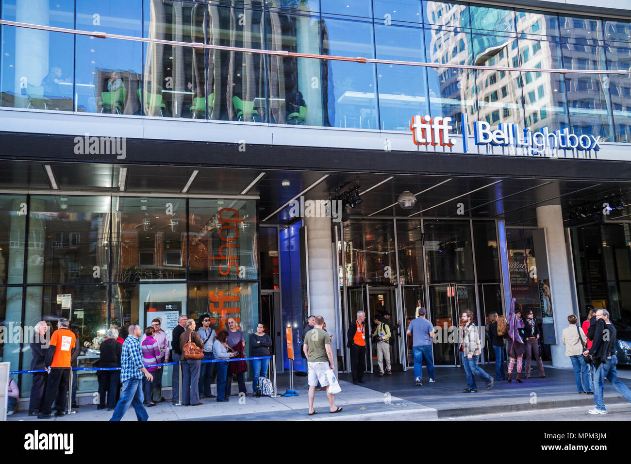 Toronto Kanada, King Street West, TIFF, Bell Lightbox, Toronto International Film Festival, Veranstaltungsort, überfüllter Eingang, Schlange, Schlange, asiatischer Mann, Männer, woma Stockfoto