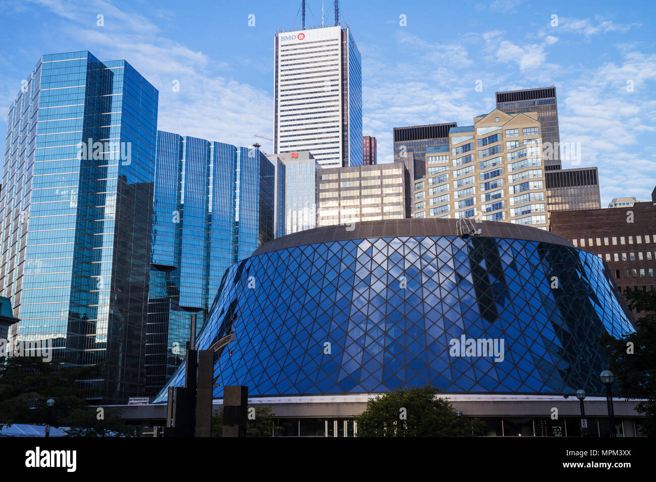 Toronto Kanada, Metro Hall Plaza, Autogrammsuchende während TIFF, Toronto International Film Festival, Roy Thomson Hall, Finanzviertel, Skyline, High ris Stockfoto