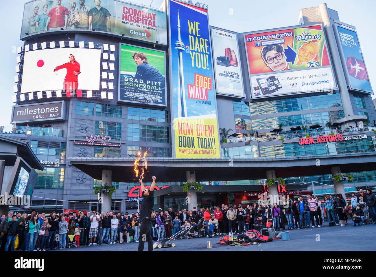 Toronto Kanada, Yonge Street, Dundas Square, öffentlicher platz, Toronto's Time Square, Straßenkünstler, Bussking Tipps, Feuerjongleur, Busker, AMC Theater, Theater, mov Stockfoto