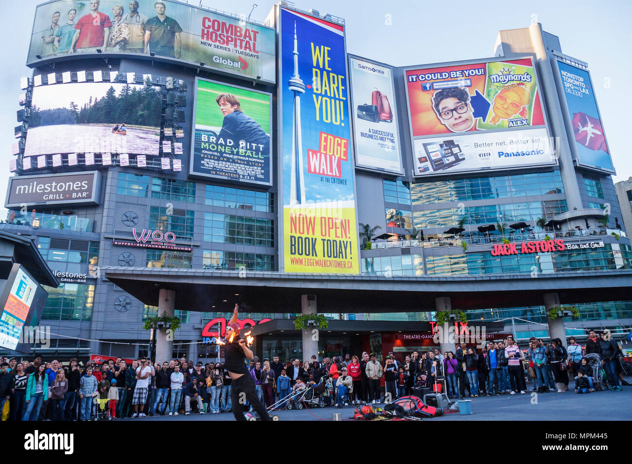 Toronto Kanada, Yonge Street, Dundas Square, öffentlicher platz, Toronto's Time Square, Straßenkünstler, Bussking Tipps, Feuerjongleur, Busker, AMC Theater, Theater, mov Stockfoto