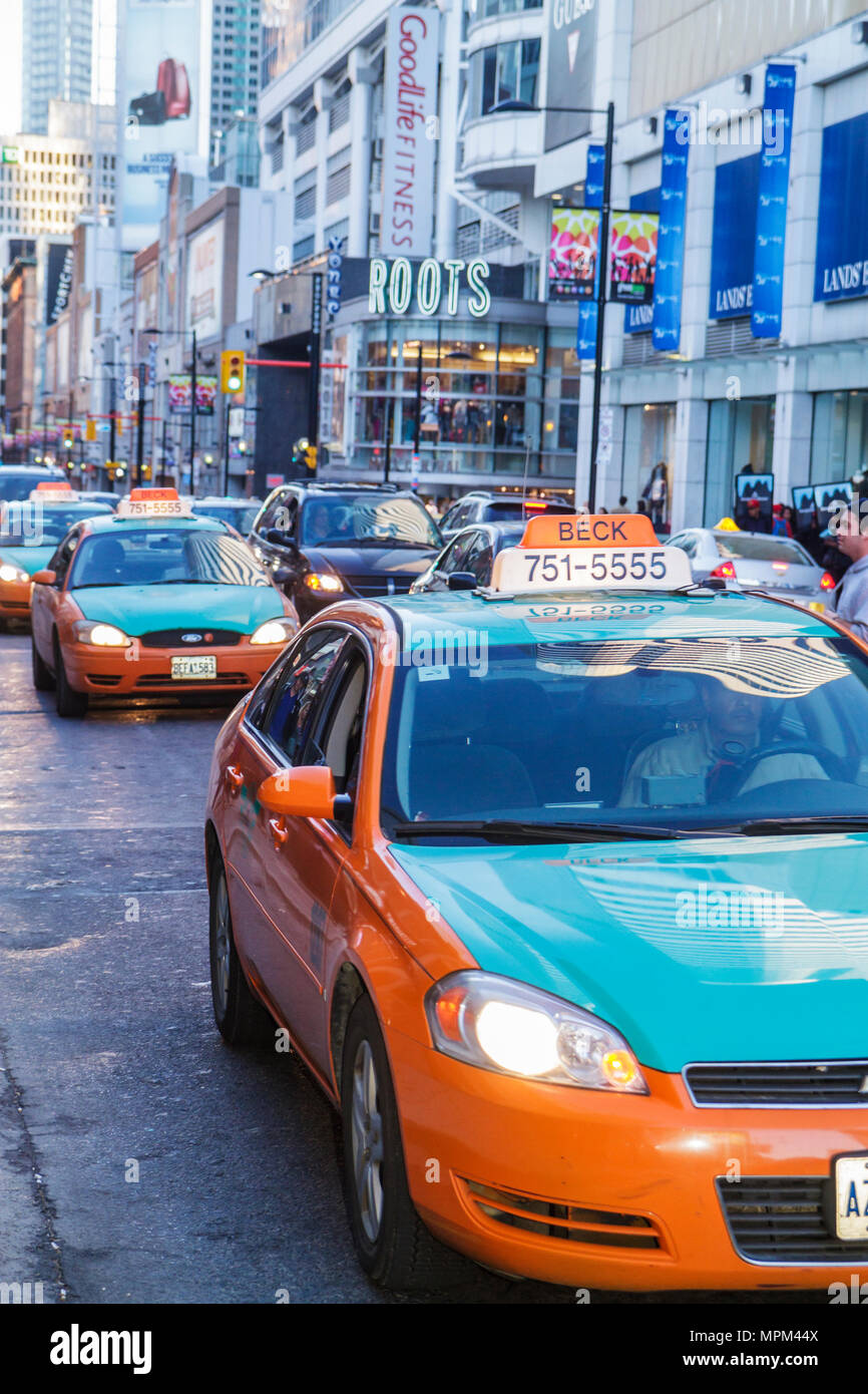 Toronto Kanada, Yonge Street, Innenstadt von Yonge, Innenstadt, Verkehr, Straßenszene, Taxi, Taxis, Taxis, Taxis, Taxis, Taxis, Auto, Scheinwerfer, Fahrer, Arbeiten, Arbeit, Mitarbeiter Stockfoto