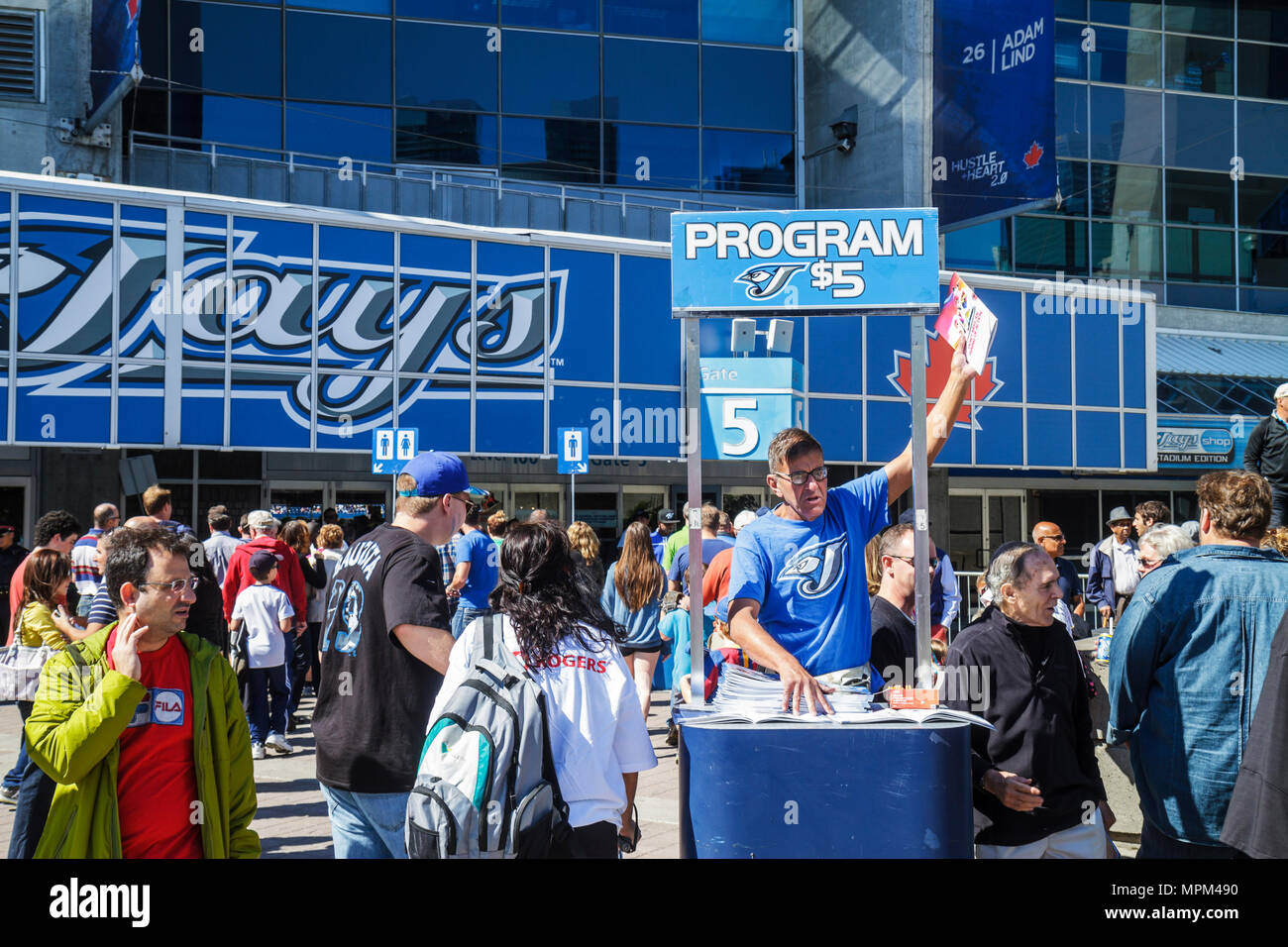 Toronto Kanada, Bremer Boulevard, Rogers Centre, Centre, Blue Jays Major League, Baseballteam-Sport, außerhalb des Stadions, Spieltag, Menschenmenge, ankommende Fans, Erwachsener Stockfoto