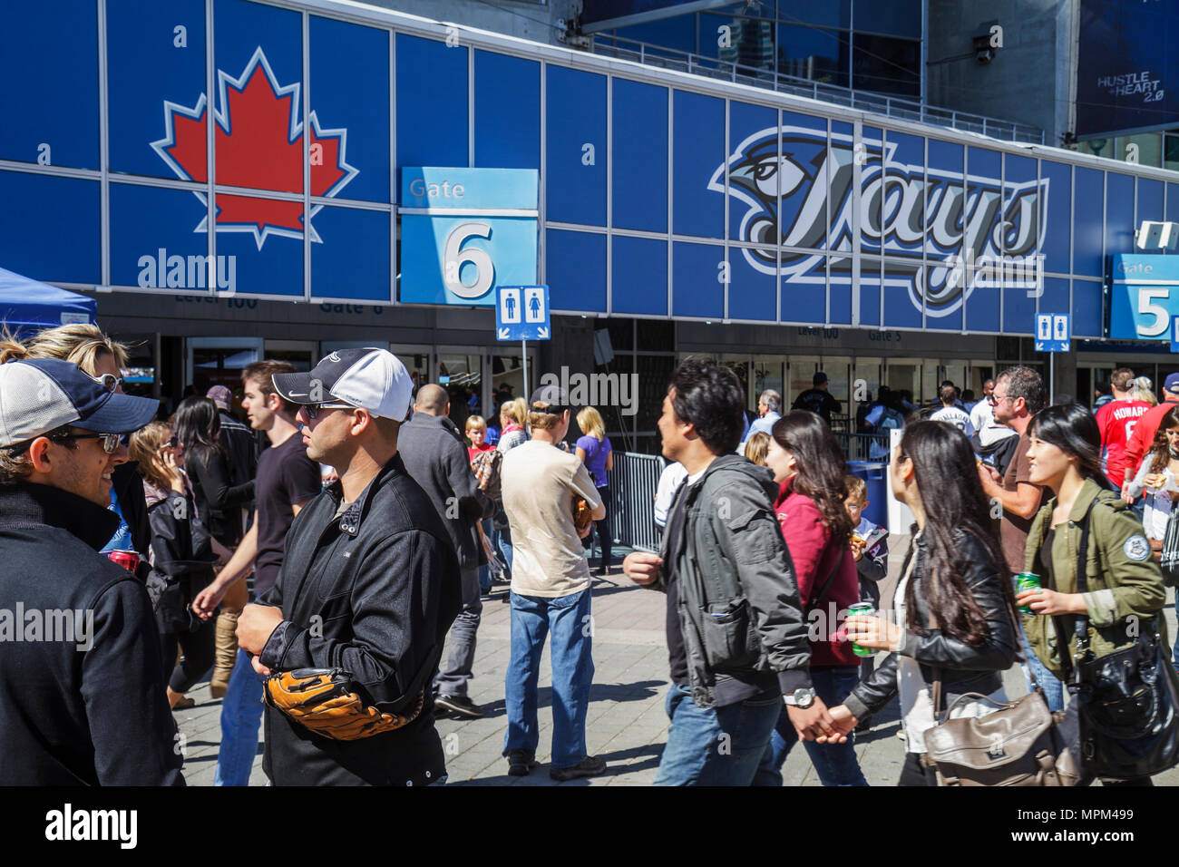 Toronto Kanada, Bremer Boulevard, Rogers Center, Zentrum, Blue Jays Major League, Baseballteam-Sport, außerhalb des Stadions, Spieltag, Menschenmenge, ankommende Fans, Asiatisch Stockfoto