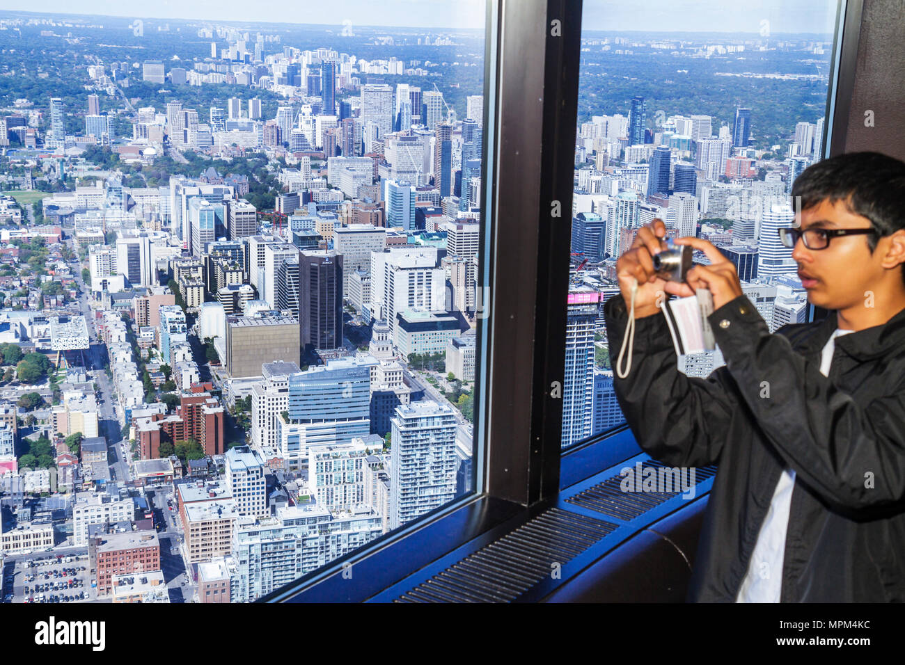 Toronto Kanada, Bremer Boulevard, CN Tower, Aussichtsturm, Telekomantenne, modernes Wunder, Hauptdeck, Fensterblick nach Nordosten, Hochhaus-Wolkenkratzer Stockfoto