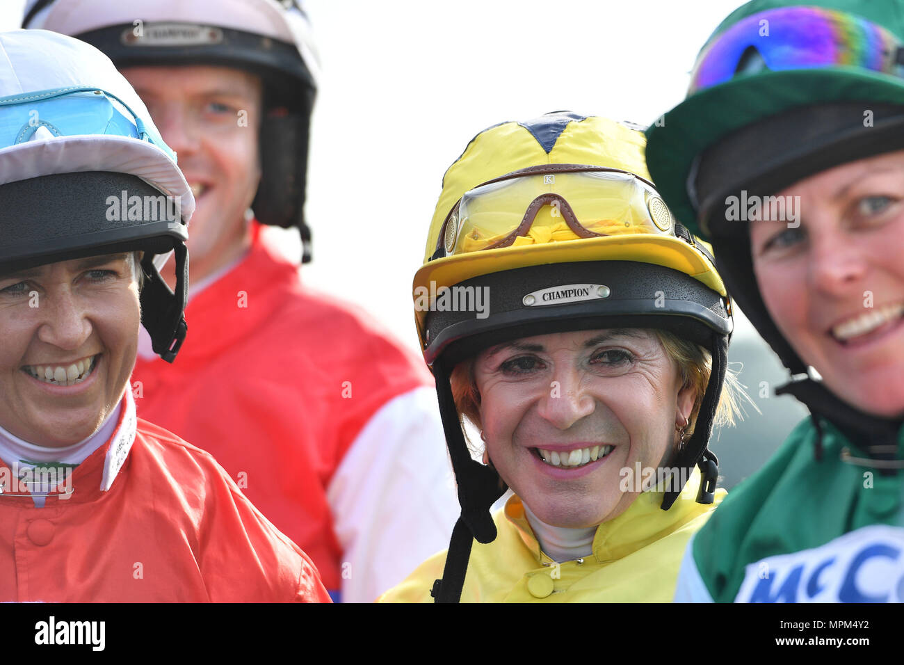 Victoria Smith (Mitte) vor der Reitschule Roy Rakete im Jockey Club Challenge an der Warwick Racecourse und Geschichte, indem Sie die erste Person zu rennen wie ein Mann und eine Frau. Stockfoto