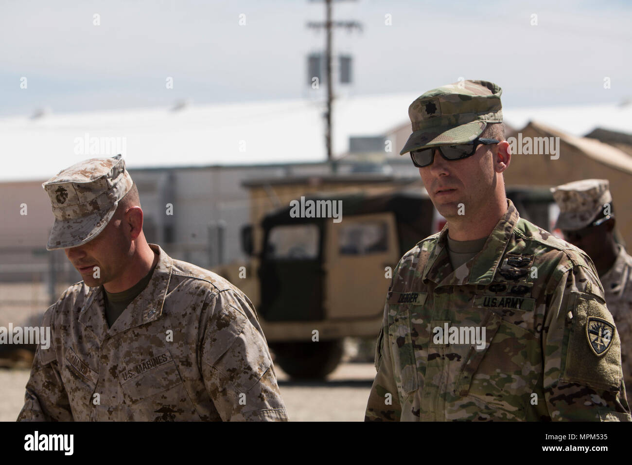 Us-Armee Oberstleutnant James DeBoer, rechts, Commander mit Yuma Test Center, US-Armee Yuma Proving Grounds und US Marine Corps Oberstleutnant Marcus J. Mainz, Bataillonskommandeur, 2.BATAILLON, 6 Marine Regiment (2/6), 2nd Marine Division (2d MARDIV), Rückkehr von 2/6 der Augmented immersive Team Trainer (AITT) Technologie Präsentation auf Forward Operating Base Laguna, U.S. Army Yuma Testgelände für Talon Übung (TalonEx) 2-17, Yuma, A.Z., 20. März 2017. Der Zweck der TalonEx wurde für Boden Kampf Einheiten integrierte Ausbildung zur Unterstützung der Waffen und Taktiken Instructor Kurs (WT zu leiten Stockfoto