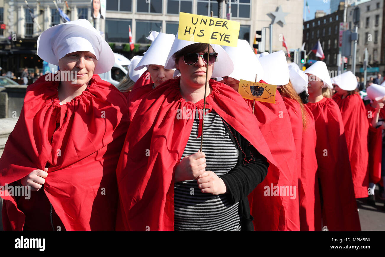 Freiwillige von Reproductive Rights, Against Repression, Sexism & Austerity (ROSA) in der O'Connell Street in Dublin fordern am Freitag ein "Ja" beim irischen Abtreibungsreferendum, während sie als "Handmädchen" gekleidet sind. Stockfoto