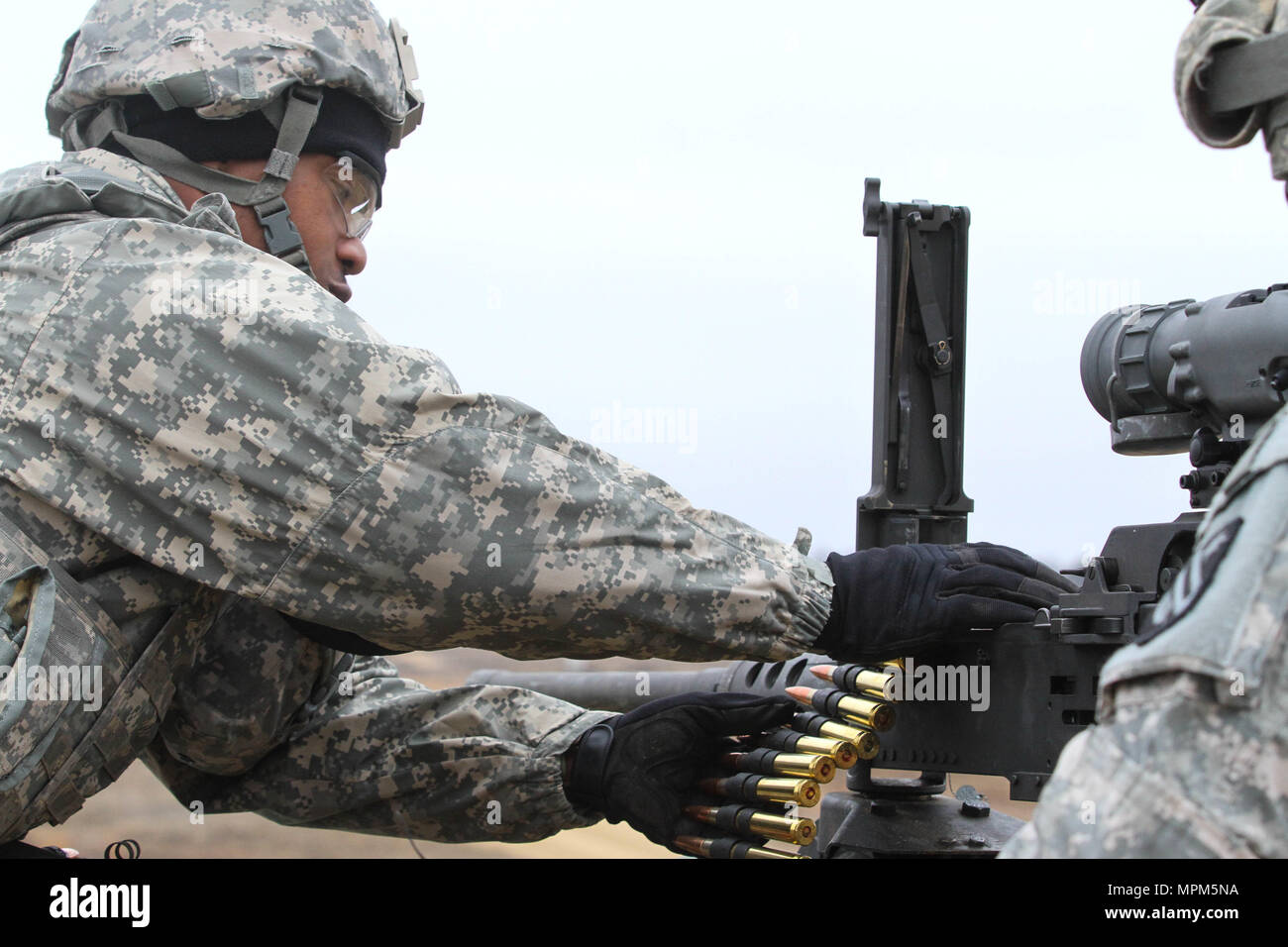 U.S. Army Reserve SPC. Marquis Ferguson, 321 Sustainment Brigade, 377 Theater Support Command, lädt eine M2 .50 Kaliber Maschinengewehr für Boden Qualifizierung im Betrieb Cold Steel am Fort McCoy, Wis., 25. März 2017. Betrieb Cold Steel ist der US-Armee finden Crew - Serviert Waffen Qualifizierung und Validierung Übung, um zu gewährleisten, dass America's Army Reserve Einheiten und Soldaten ausgebildet sind und bereit, auf kurze bereitstellen - und überall in der Welt bekämpfen - bereit und tödlichen Feuerkraft zur Unterstützung der Armee und unsere gemeinsamen Partner bringen. (U.S. Armee finden Foto: Staff Sgt. Debralee Bes Stockfoto