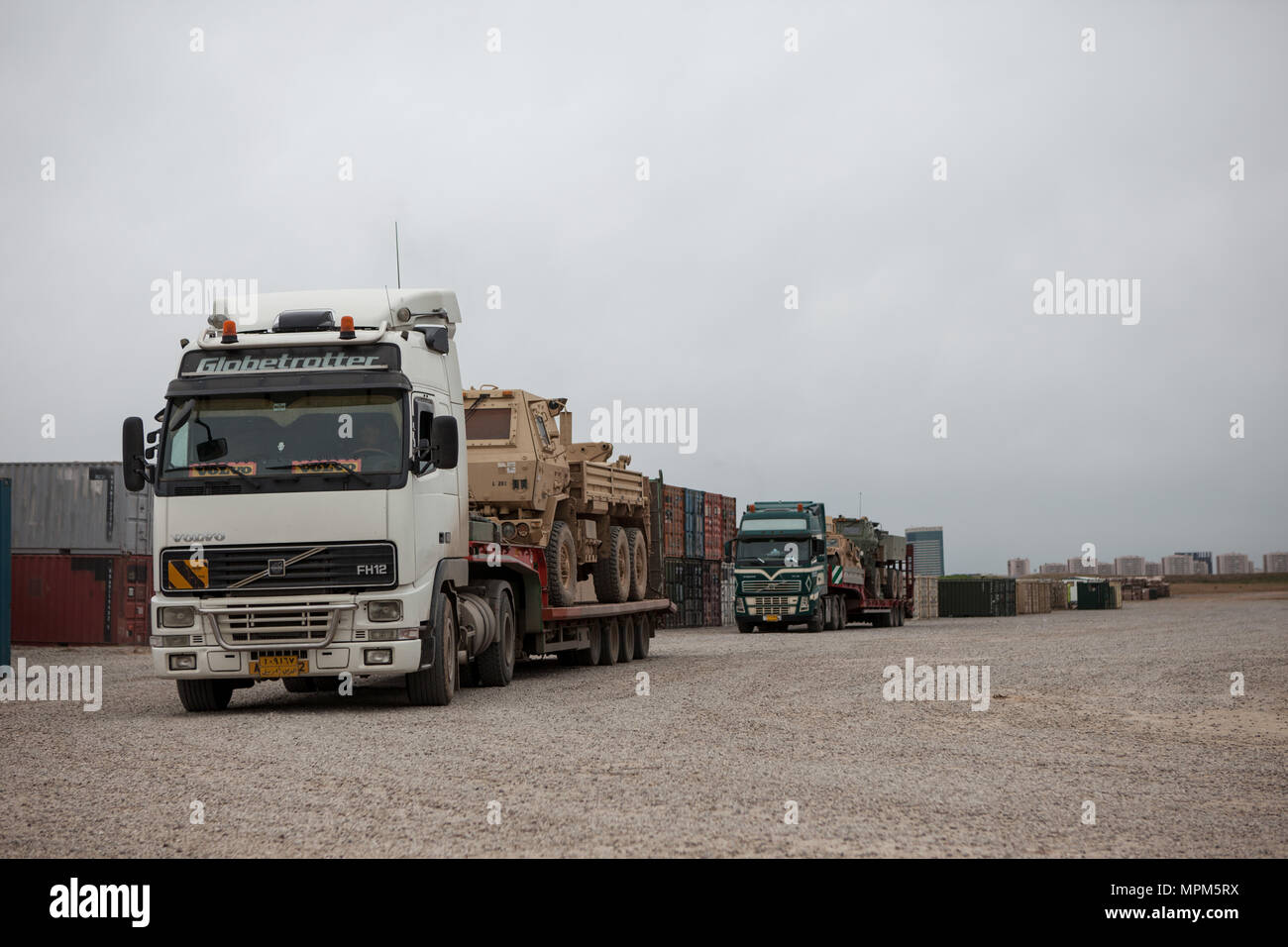 Fahrzeuge sind inszeniert, in der Nähe von Erbil, Irak, für den Transport in andere Lager, 21. März 2017. Die Fahrzeuge und High-Mobility Artillery Rocket-Systeme unterstützen die Mission der Combined Joint Task Force - inhärenten Lösen. CJTF-OIR ist die globale Koalition zu besiegen ISIS im Irak und in Syrien. (U.S. Armee Foto von Sgt. Josephine Carlson) Stockfoto