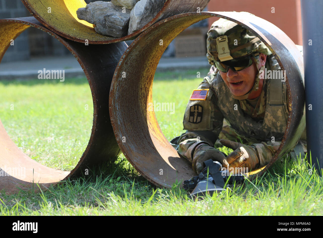 Armee finden Staff Sgt. Nicholas Smolen, Manitowoc, Wis native und Radiologie Spezialist mit Bravo Company, 1.BATAILLON, 334 Infanterie Regiment (Training Support Battalion), 95 Abteilung Weiterbildung (erster Eintrag), manuevers durch ein Krieger Training Aufgabe Lane während der 108. Ausbildung-Befehl (IET) 2017 besten Krieger Wettbewerb im Camp Bullis, Texas, March 19-24, 2017. Smolen wurde angeregt, im Militär durch seine grandfater, die im Zweiten Weltkrieg gedient und war dem Purple Heart ausgezeichnet zu dienen. (U.S. Armee finden Foto von Maj. Michelle Lunato.) Stockfoto