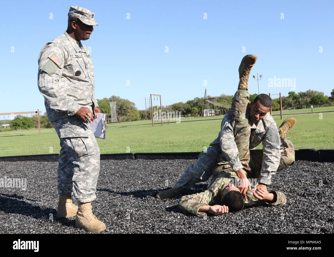 Armee finden Staff Sgt. Danneit Disla, 2. Brigade, 98th Abteilung Weiterbildung (erster Eintrag), zeigt Level One combatives auf einen Gegner während der 108. Ausbildung-Befehl (IET) Beste Krieger Wettbewerb im Camp Bullis, Texas, March 19-24, 2017. (U.S. Armee finden Foto von Maj. Michelle Lunato.) Noncommissioned Officer des Jahres Stockfoto